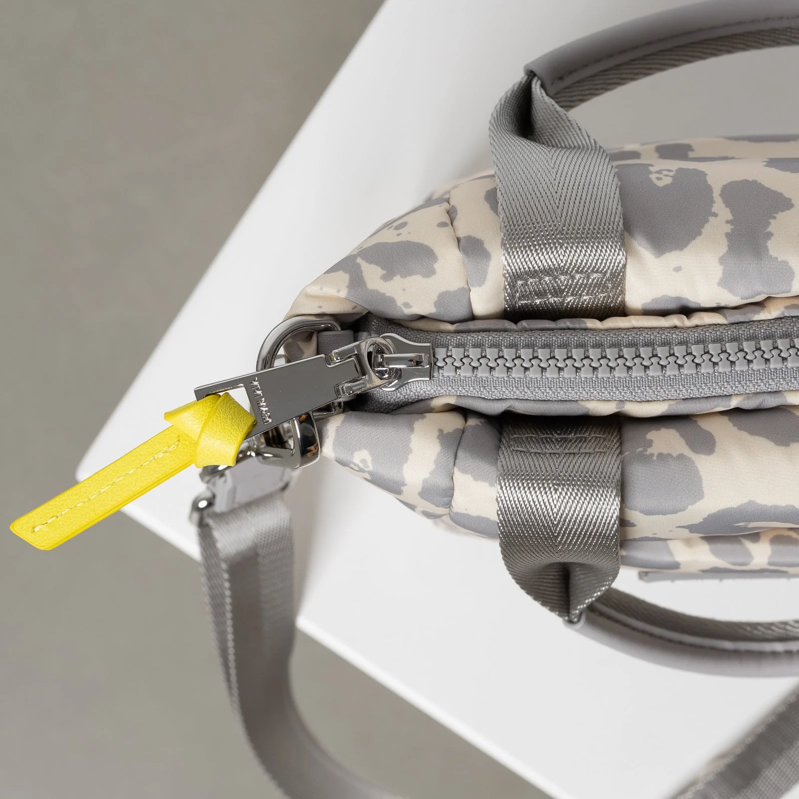 padded tote bag mini + strap basic woven slim - leo splashes grey/sand - Image 15