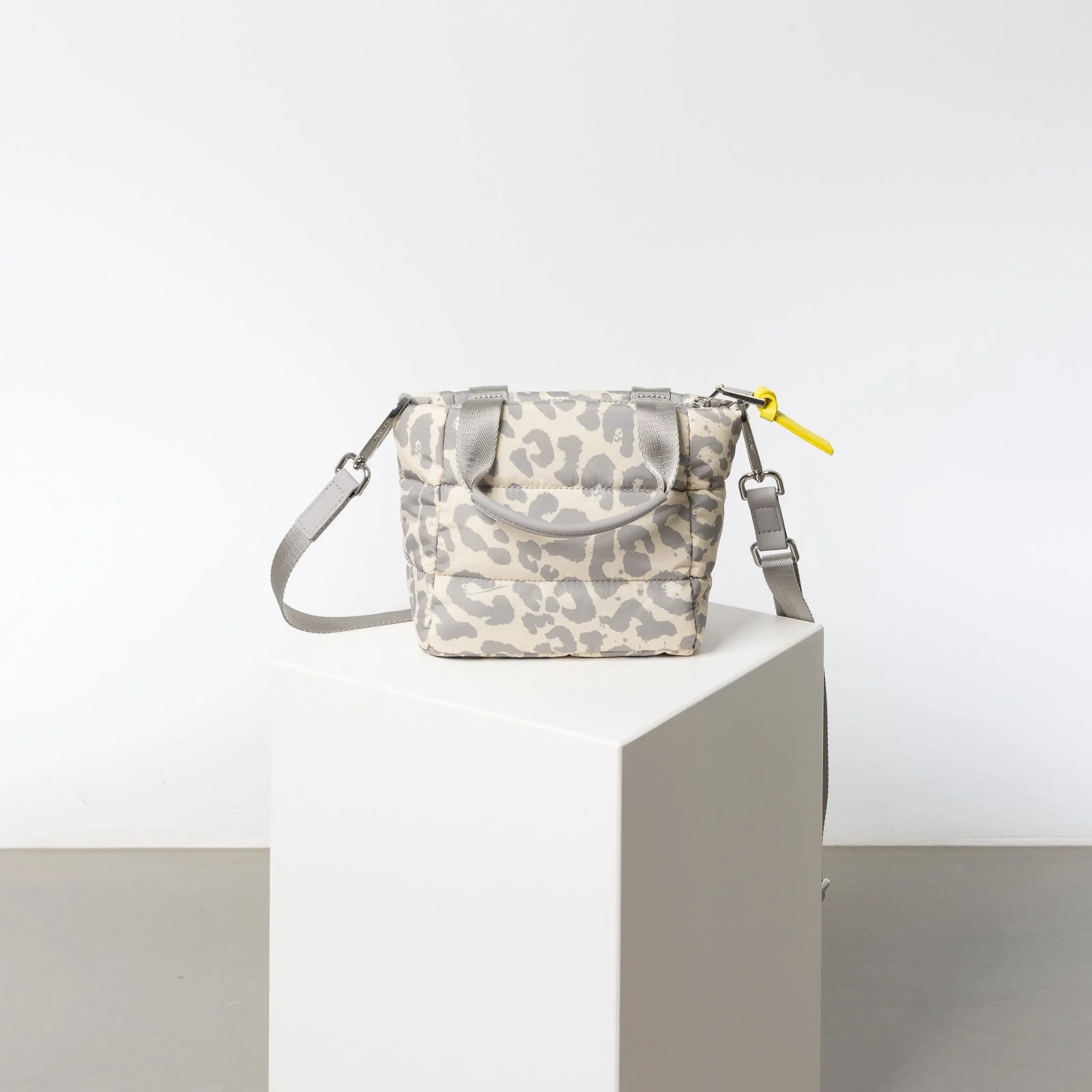 padded tote bag mini + strap basic woven slim - leo splashes grey/sand - Image 20