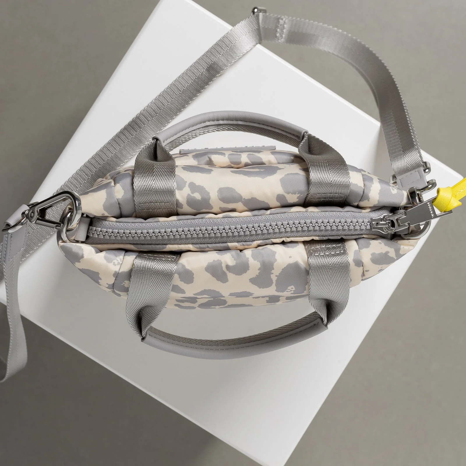 padded tote bag mini + strap basic woven slim - leo splashes grey/sand - Image 3