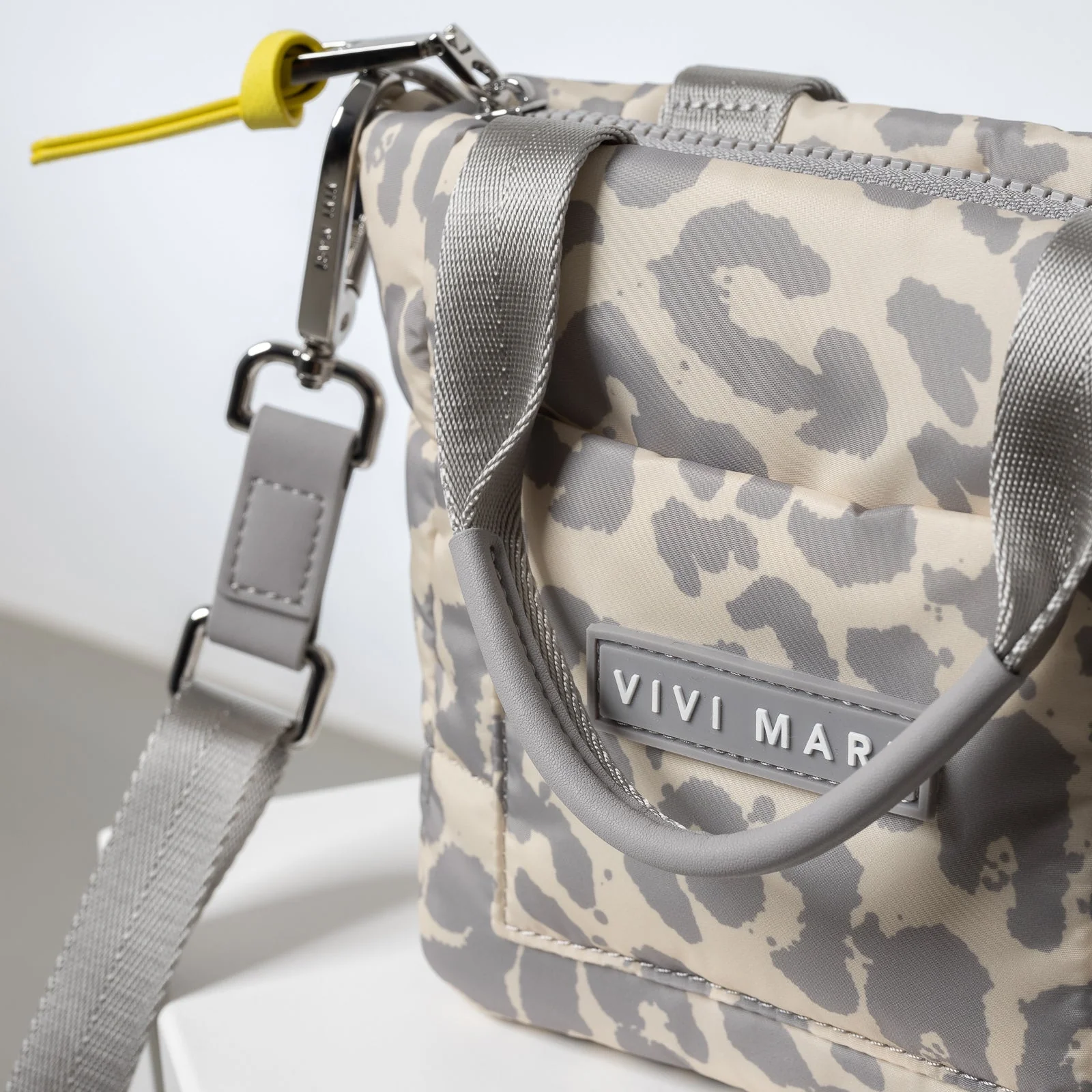 padded tote bag mini + strap basic woven slim - leo splashes grey/sand - Image 5