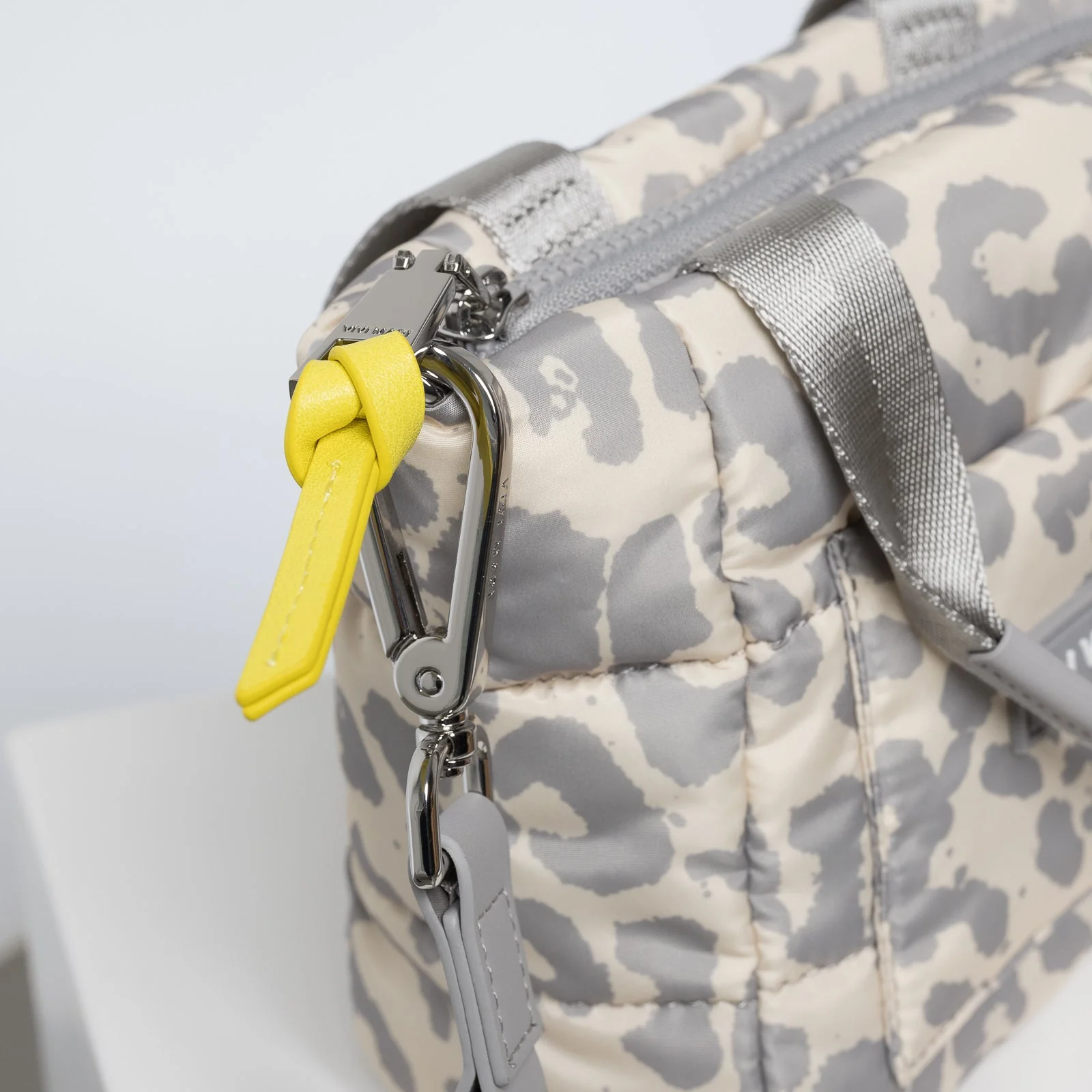 padded tote bag mini + strap basic woven slim - leo splashes grey/sand - Image 7
