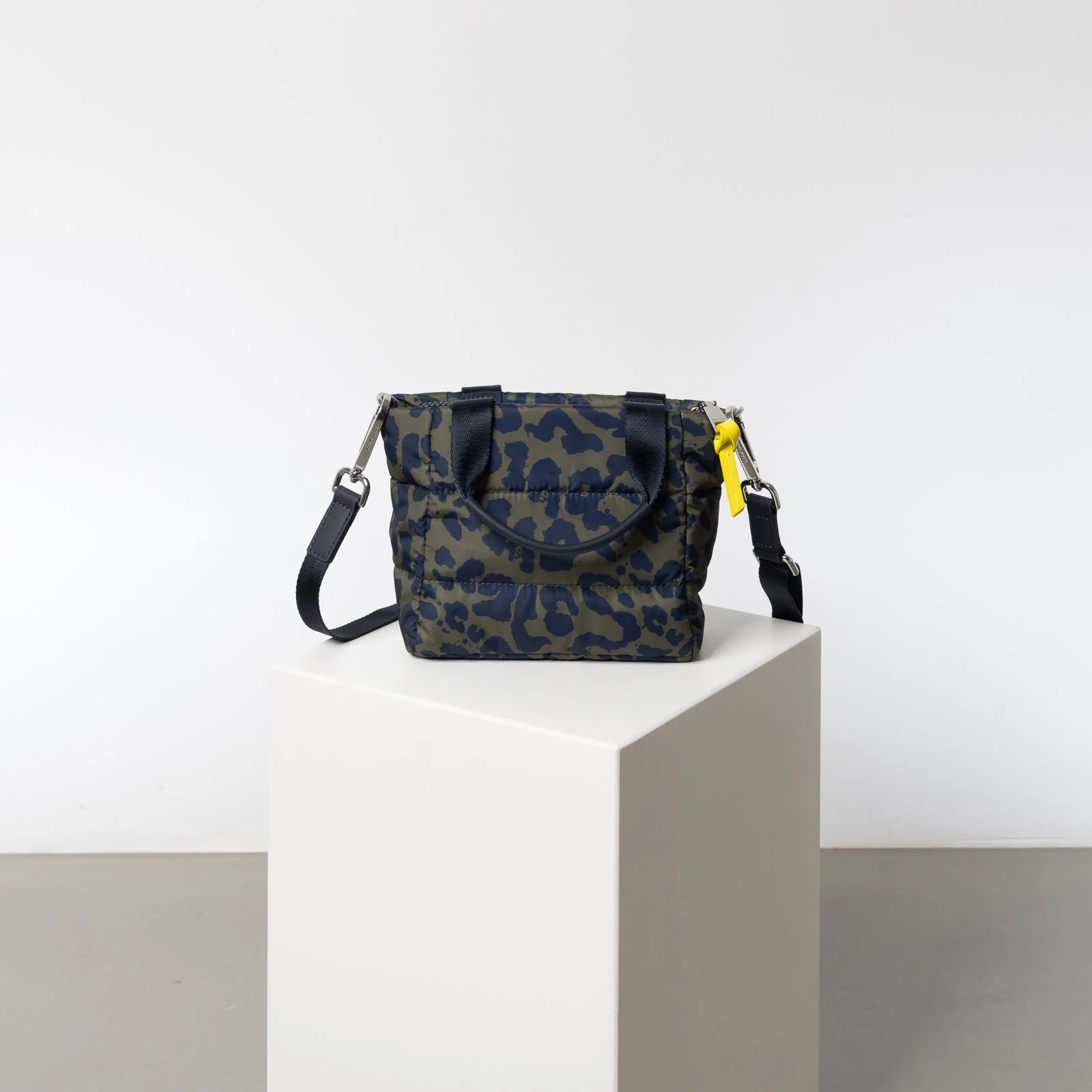 padded tote bag mini + strap basic woven slim - leo splashes navy/olive - Image 10