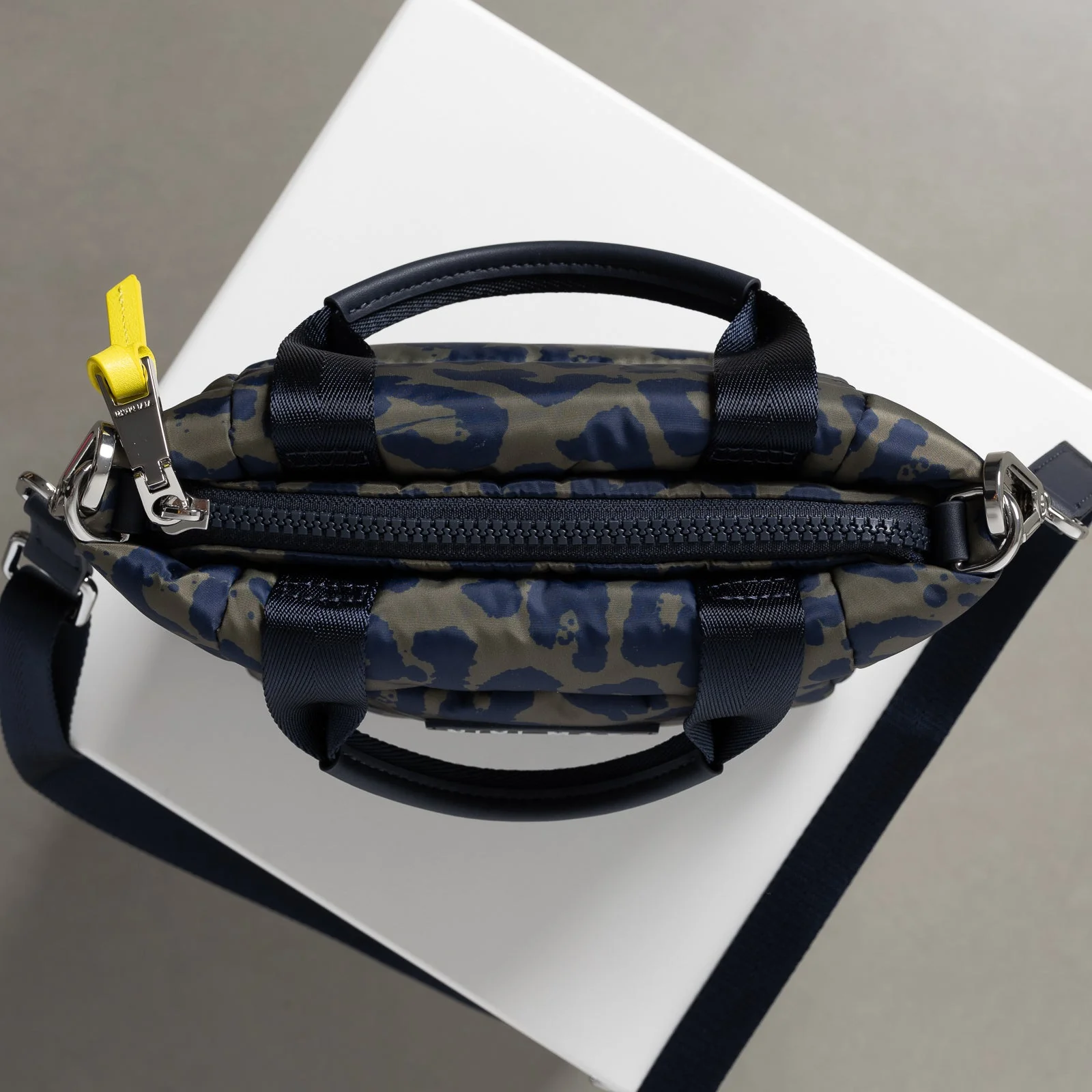 padded tote bag mini + strap basic woven slim - leo splashes navy/olive - Image 3