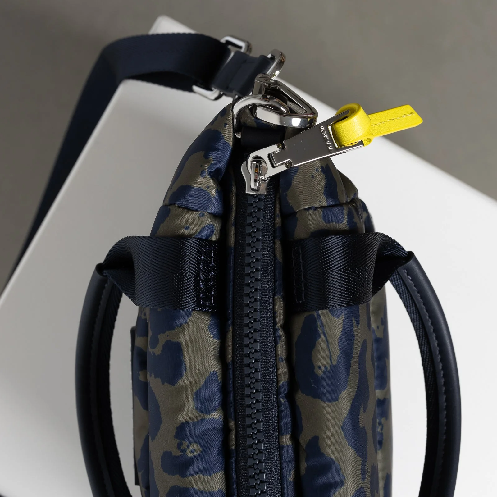 padded tote bag mini + strap basic woven slim - leo splashes navy/olive - Image 8