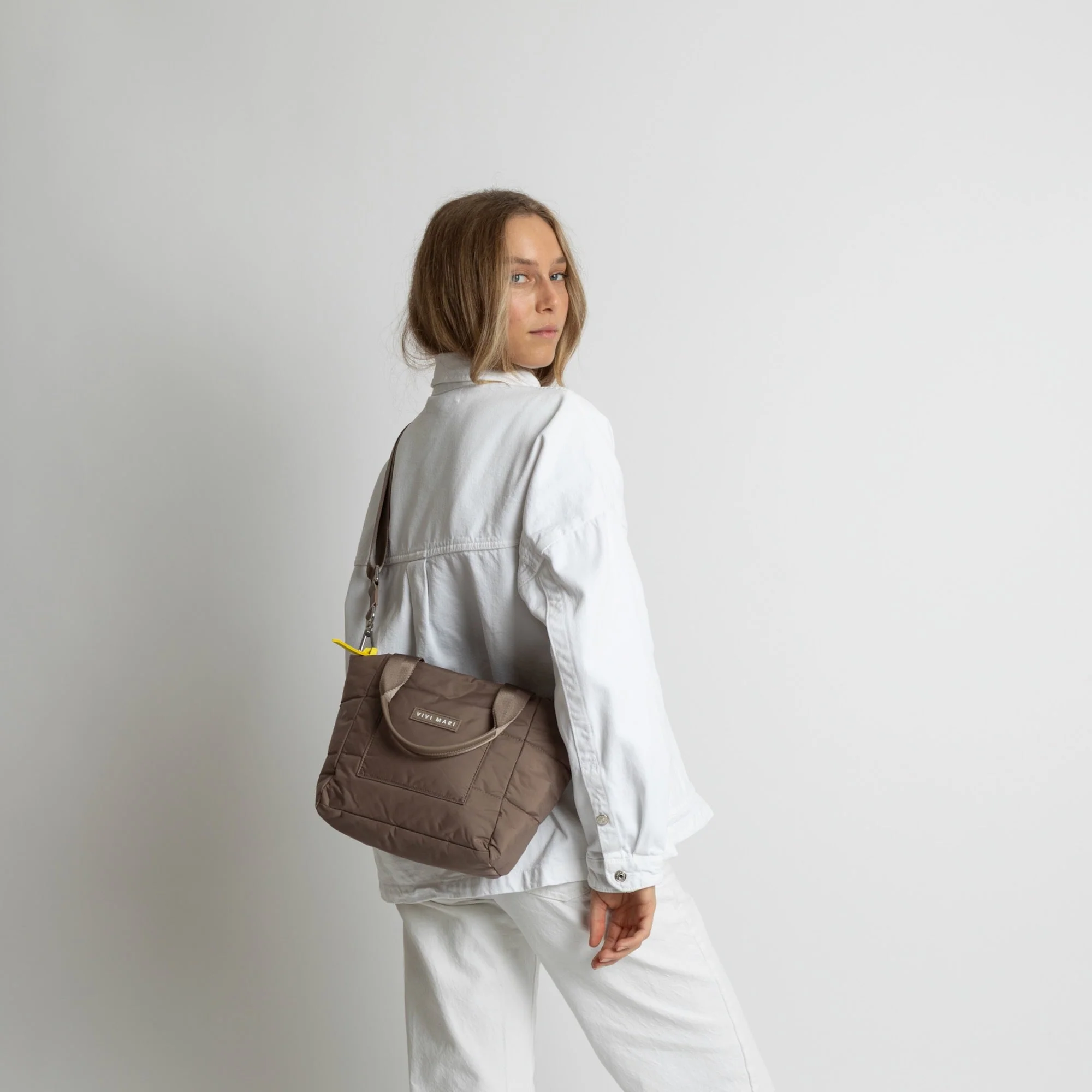 padded tote bag small + strap basic woven slim - dark mushroom - Image 13