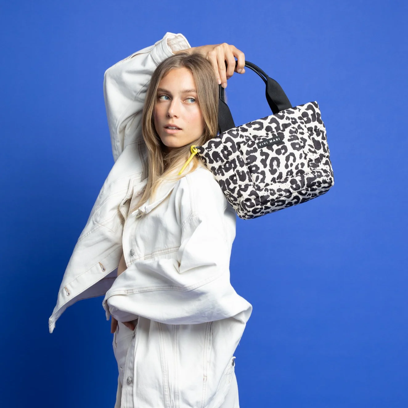 padded tote bag small + strap basic woven slim - leo splashes black/sand - Image 12
