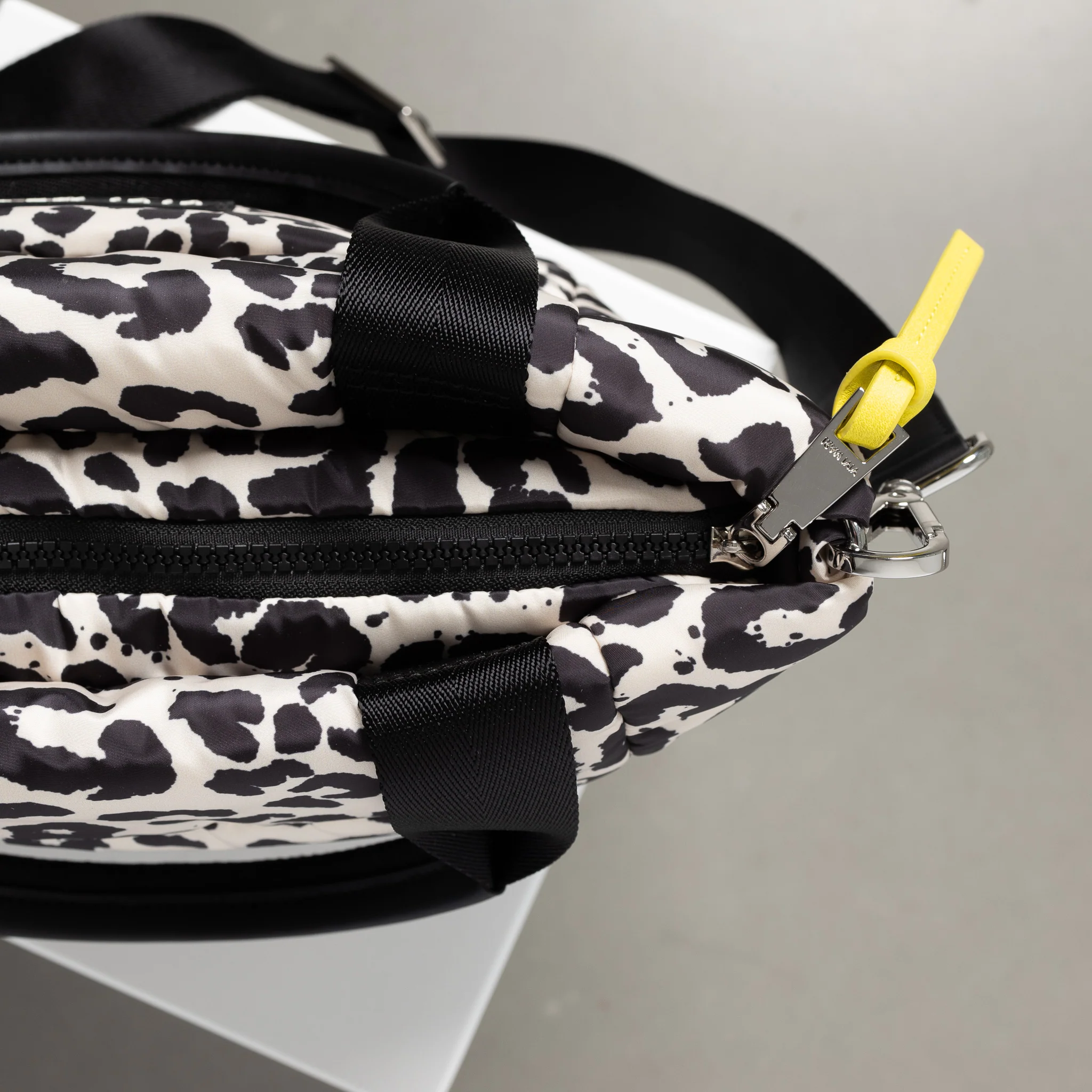 padded tote bag small + strap basic woven slim - leo splashes black/sand - Image 18