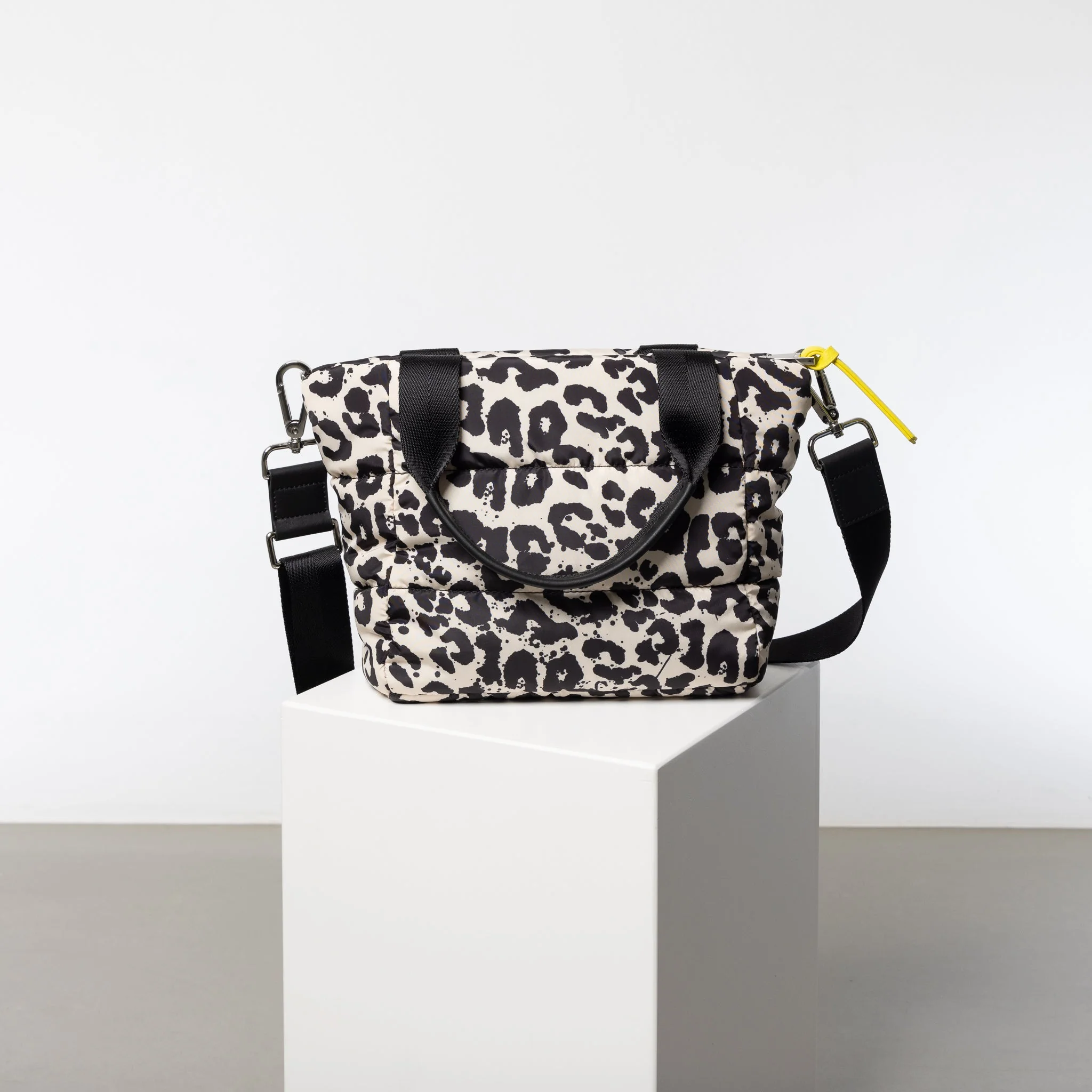padded tote bag small + strap basic woven slim - leo splashes black/sand - Image 3