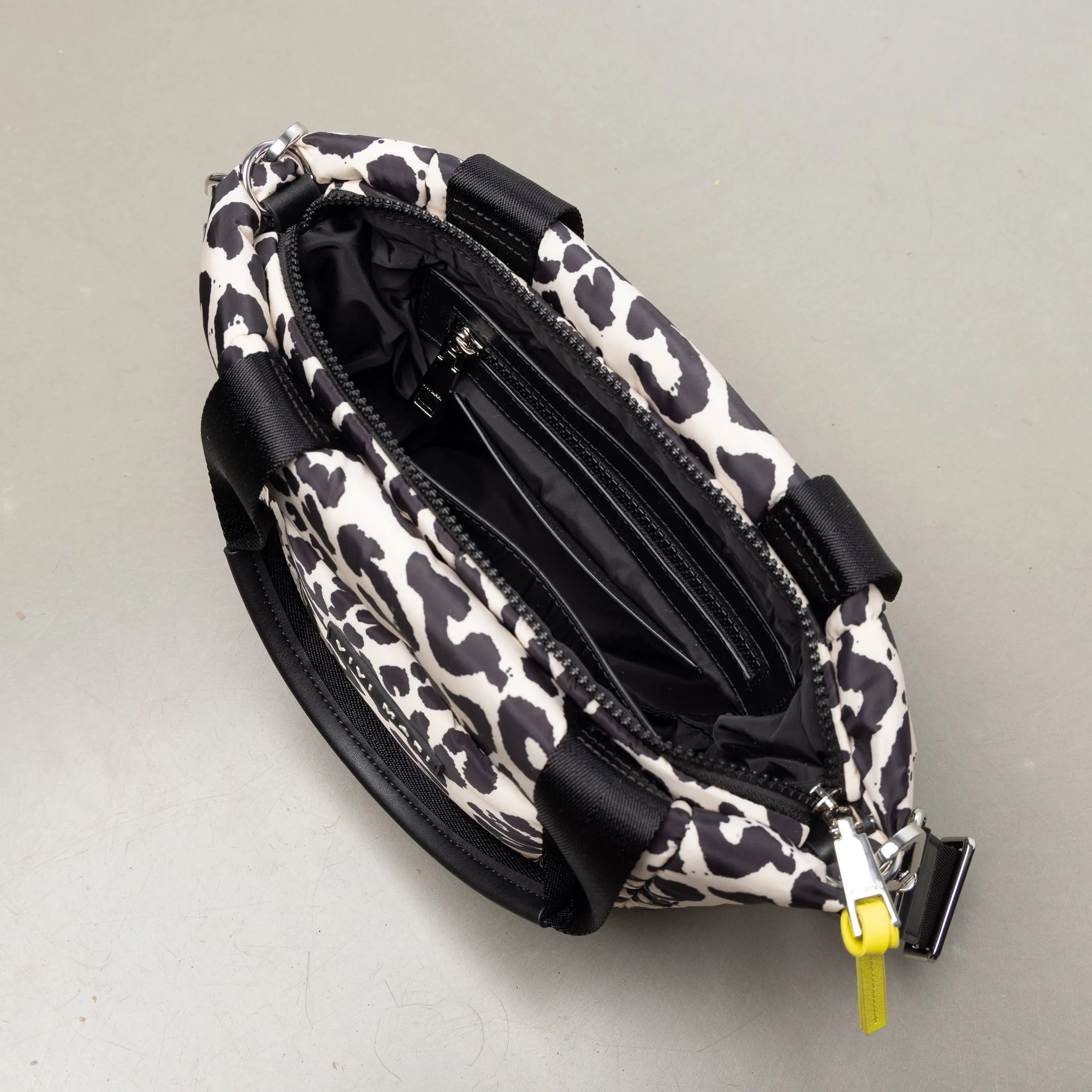 padded tote bag small + strap basic woven slim - leo splashes black/sand - Image 4