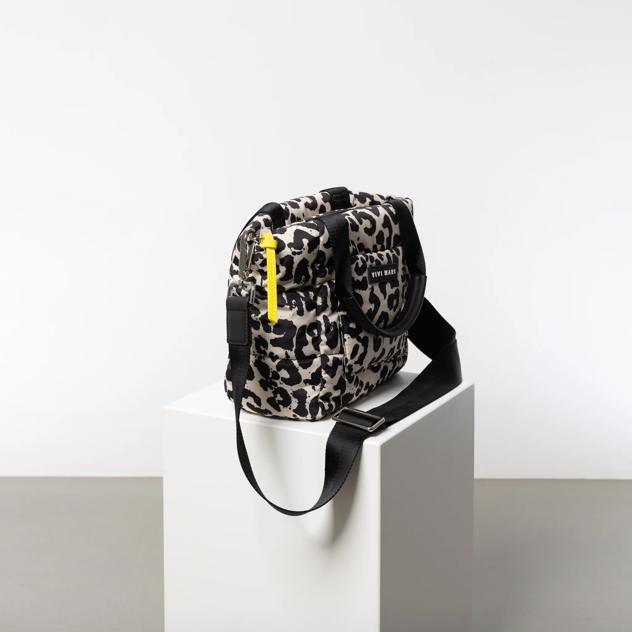 padded tote bag small + strap basic woven slim - leo splashes black/sand - Image 6