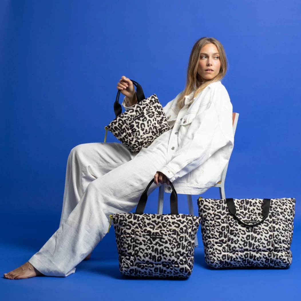 padded tote bag small + strap basic woven slim - leo splashes black/sand - Image 7