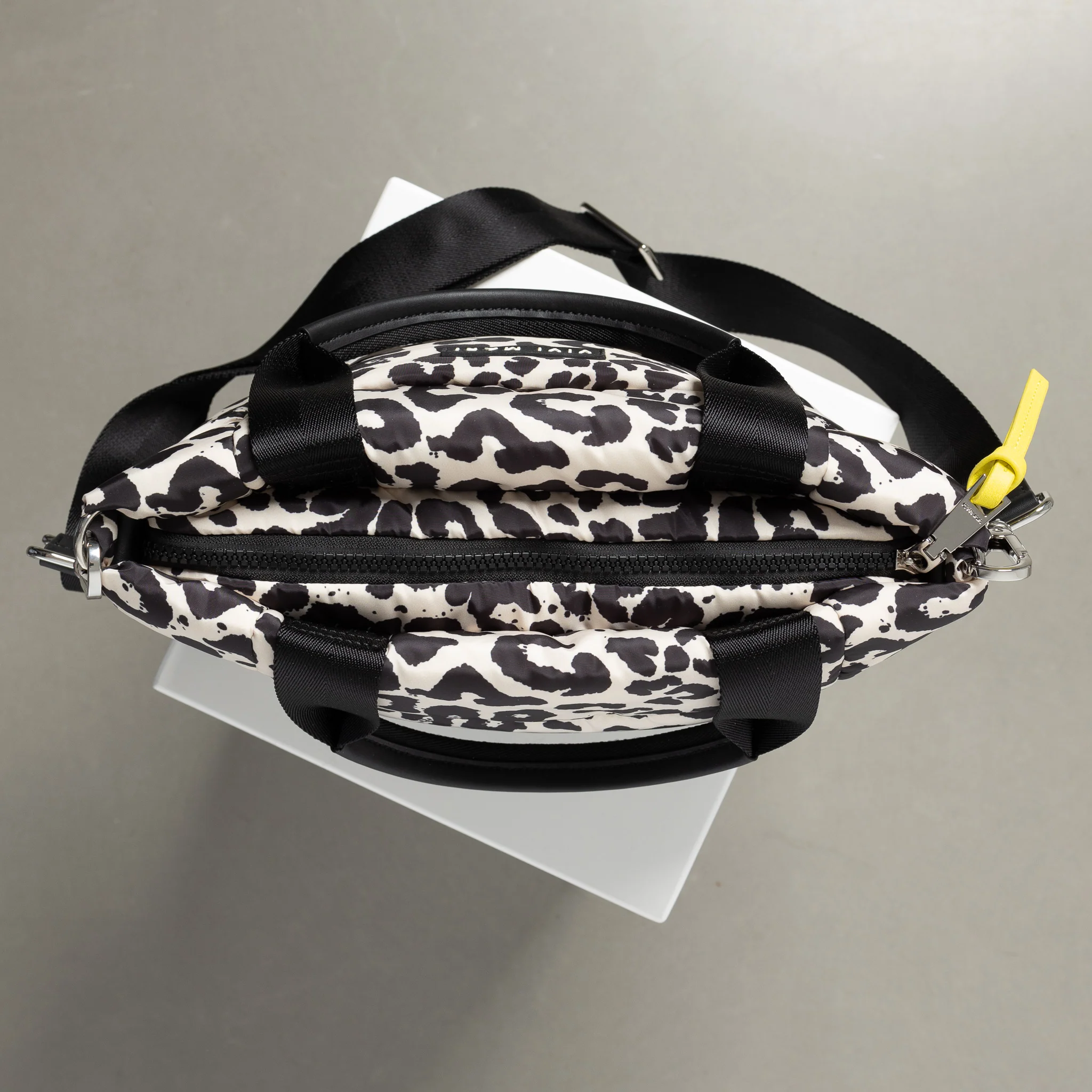 padded tote bag small + strap basic woven slim - leo splashes black/sand - Image 9