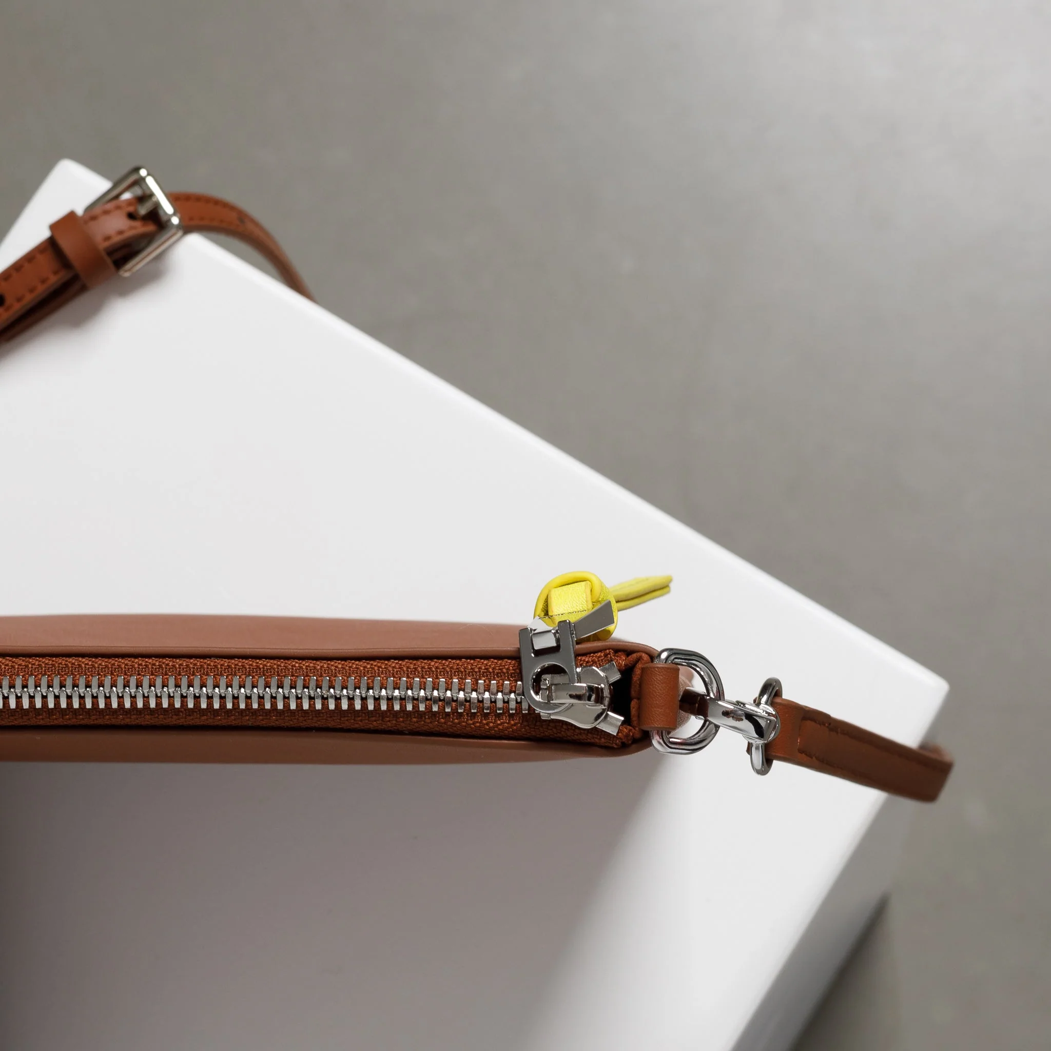 pouch + strap basic classic thin - tan - Image 11