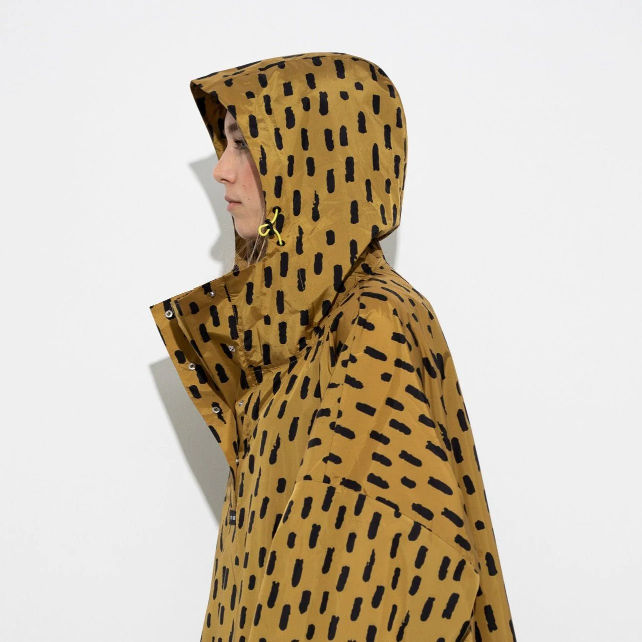 Raincoat drops mustard/black - Image 5