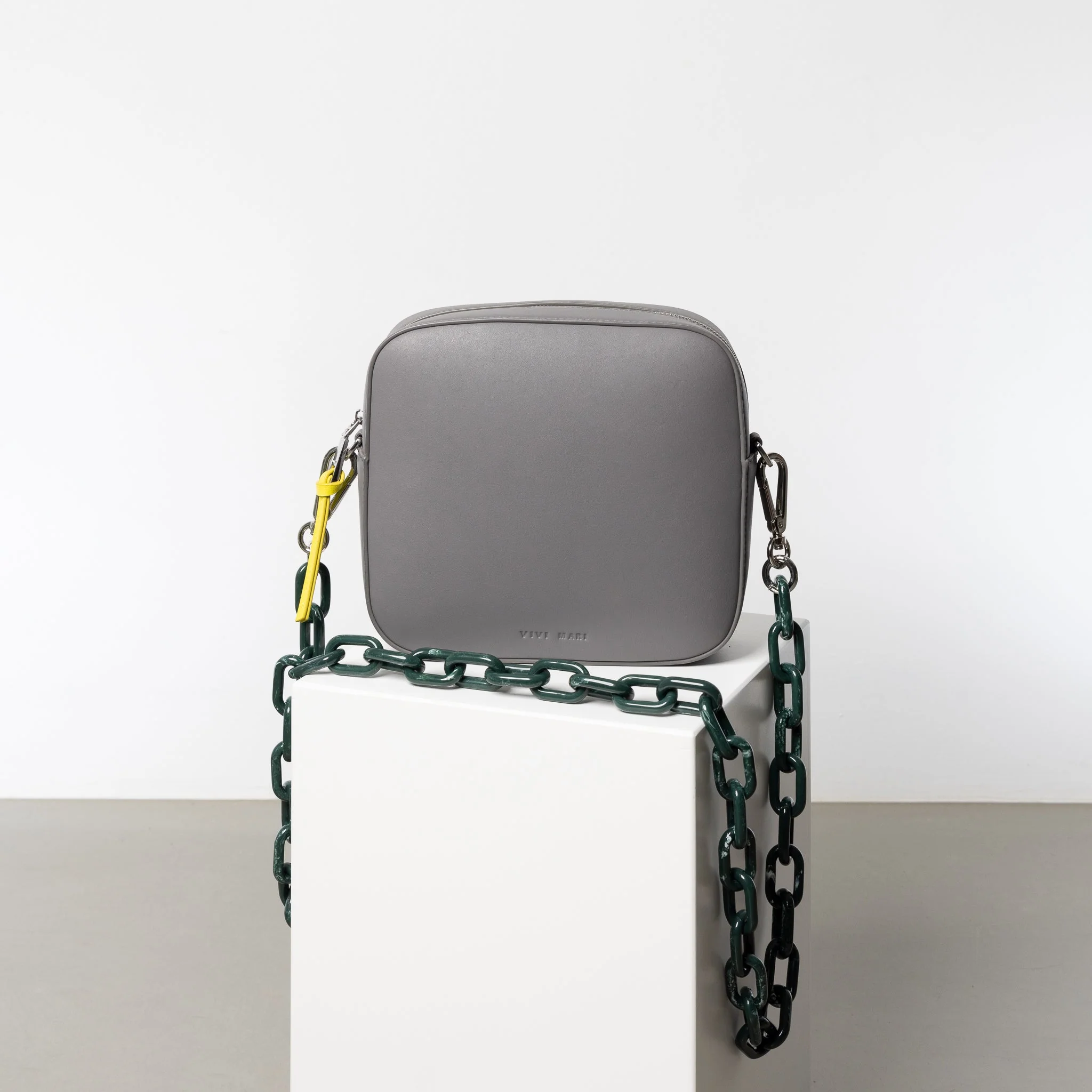strap acrylic chain forest green - long - Image 4
