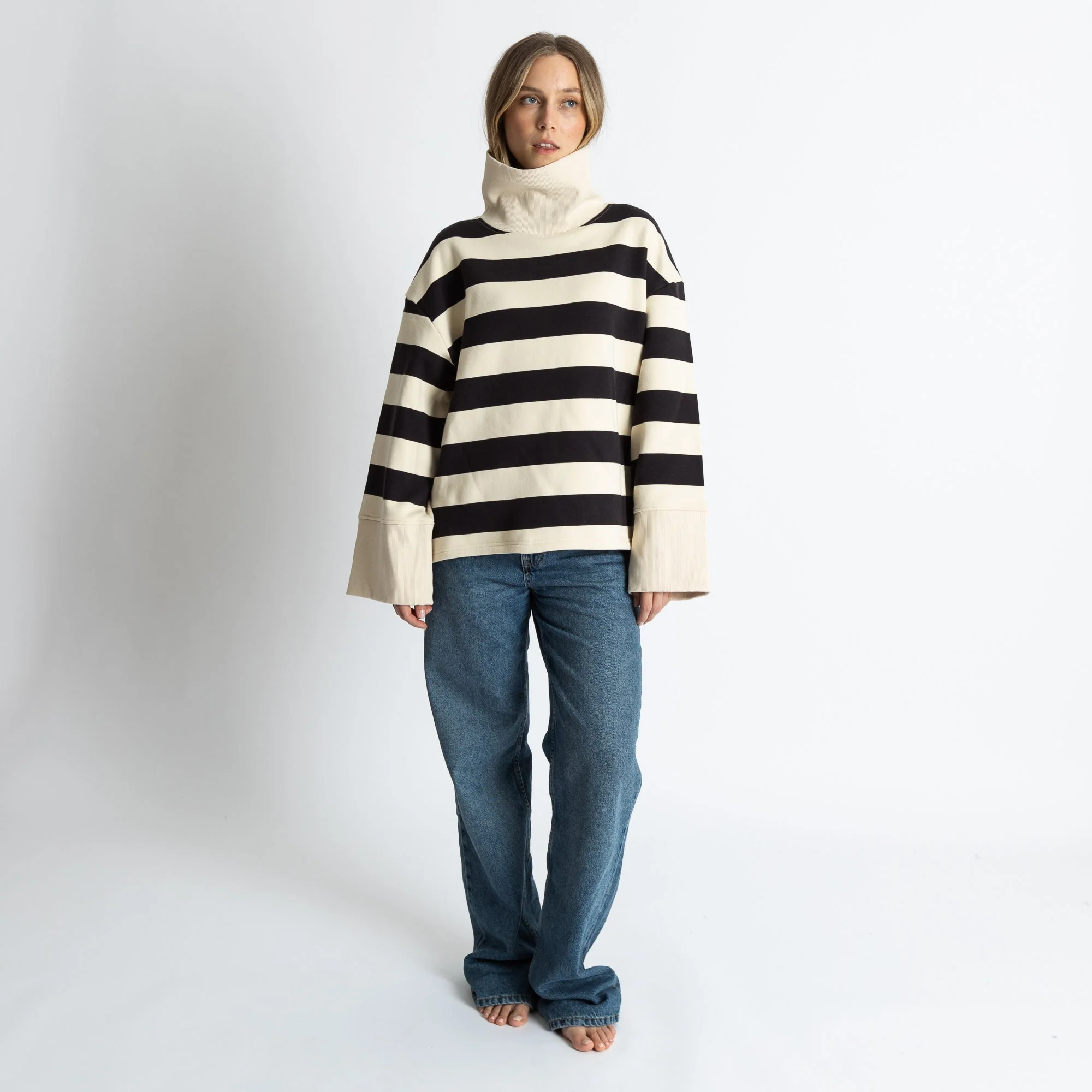 Sweatshirt turtle neck - bold stripes black/sand - Image 4