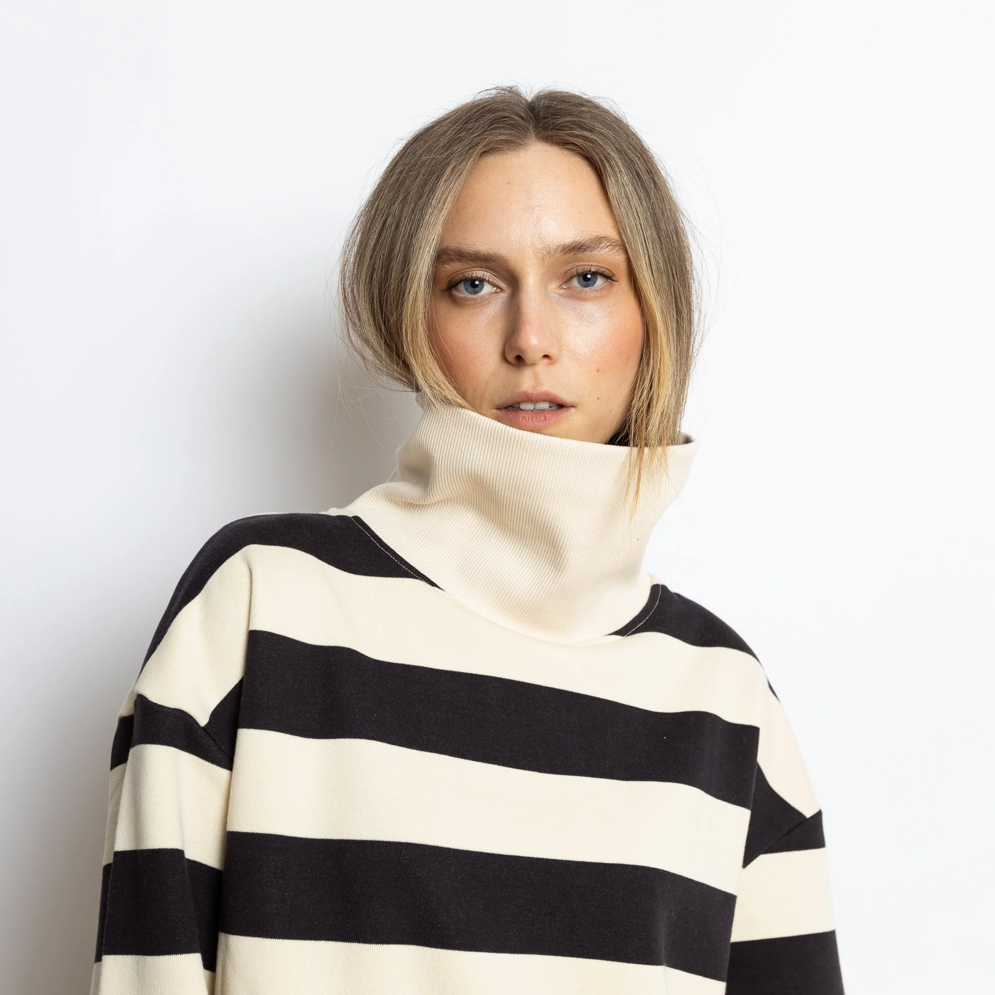 Sweatshirt turtle neck - bold stripes black/sand - Image 5