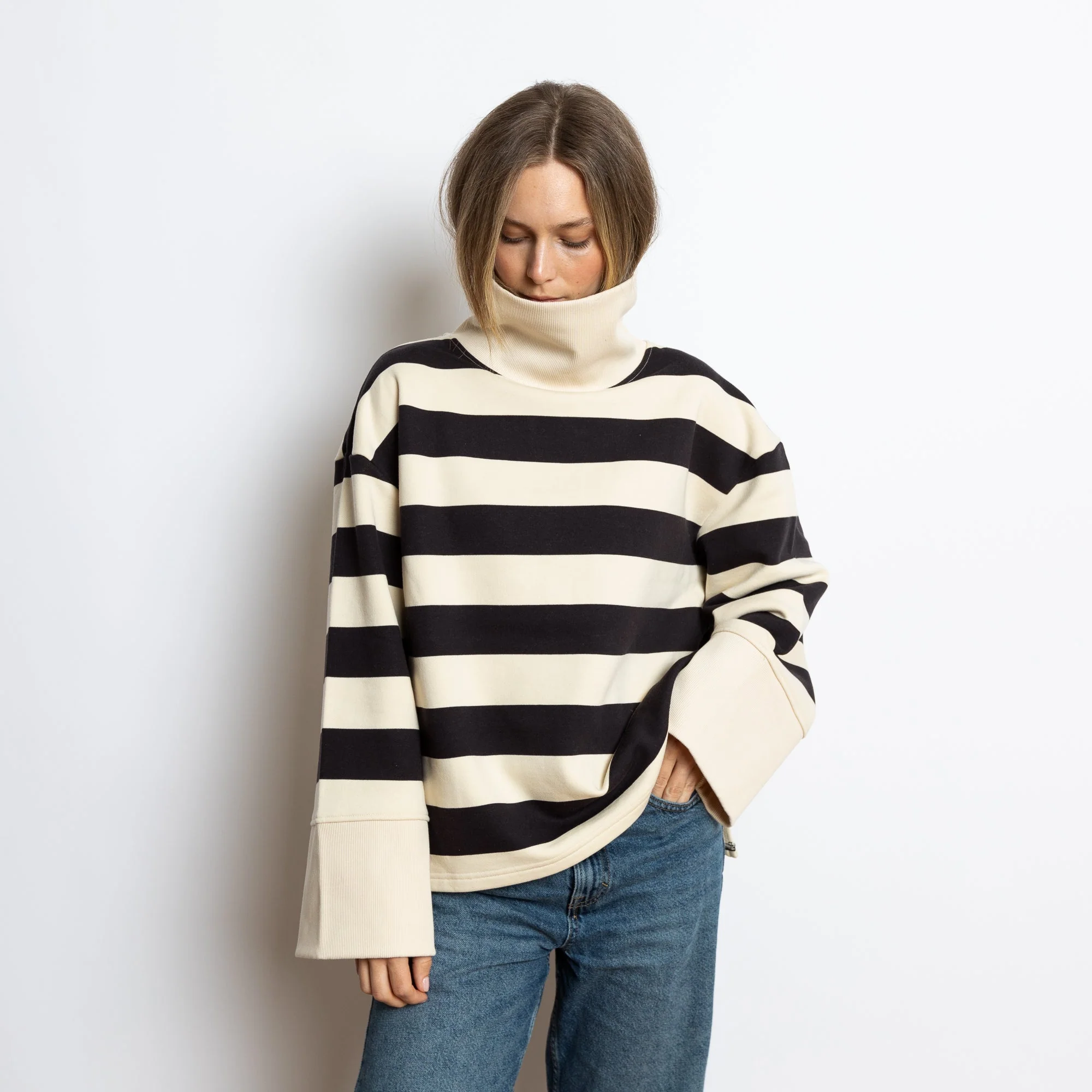 Sweatshirt turtle neck - bold stripes black/sand - Image 6