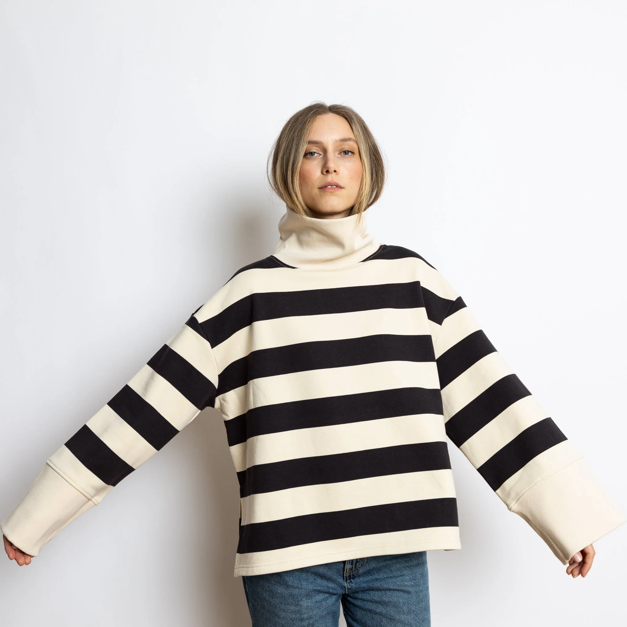Sweatshirt turtle neck - bold stripes black/sand - Image 7