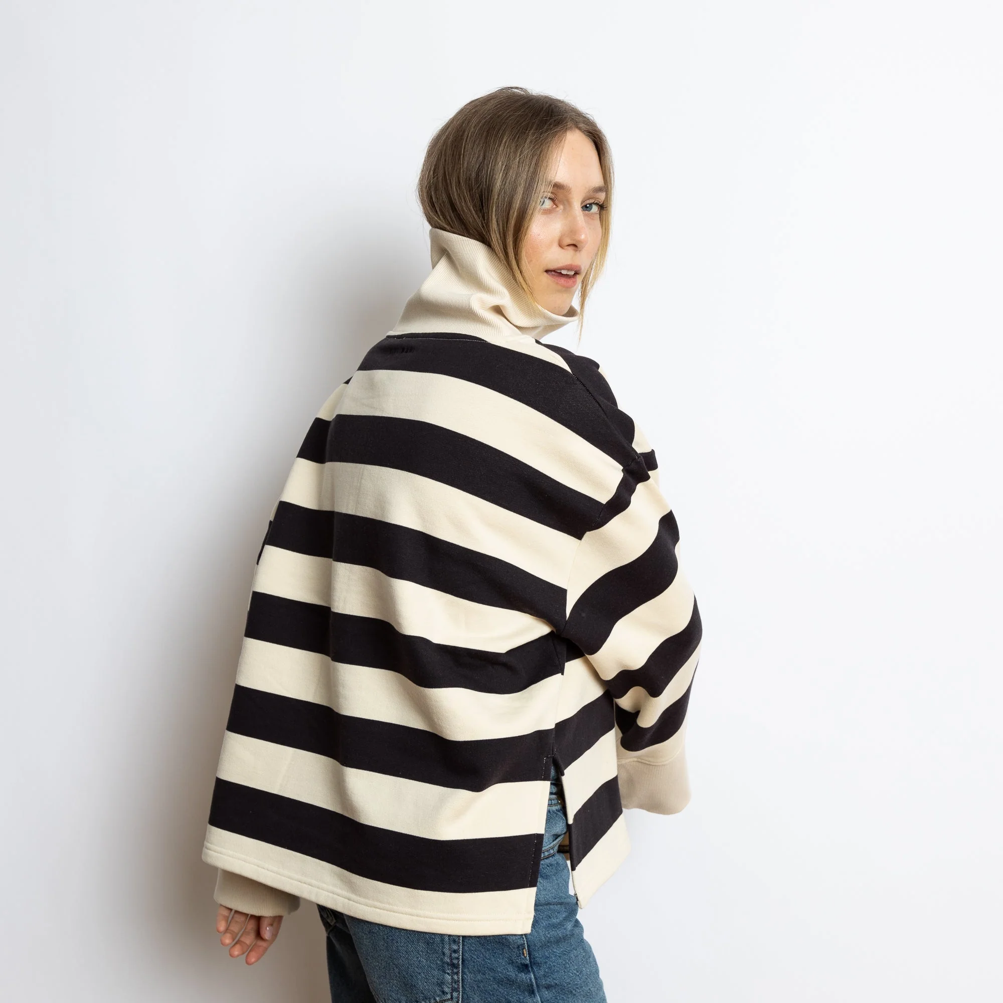 Sweatshirt turtle neck - bold stripes black/sand - Image 8