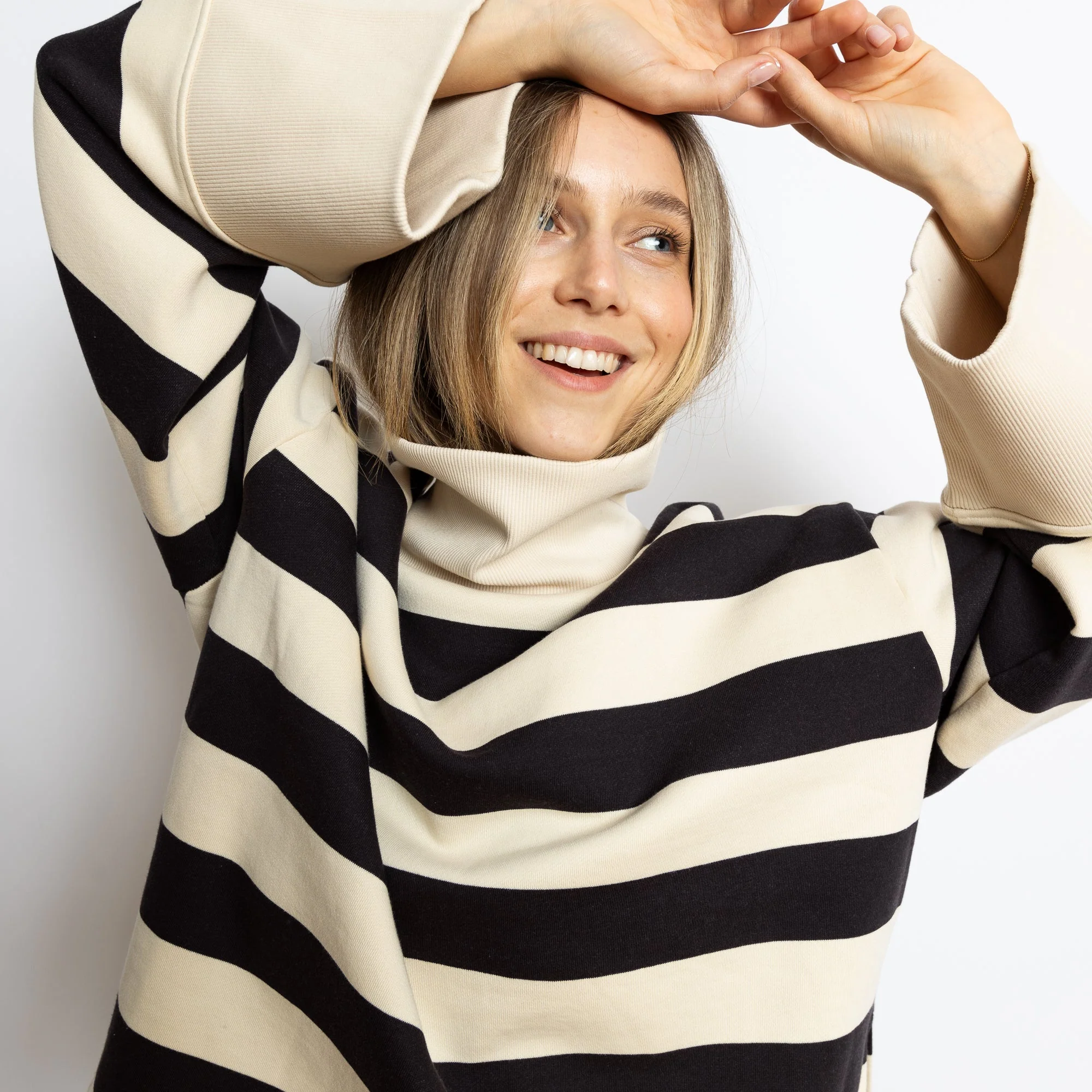 Sweatshirt turtle neck - bold stripes black/sand - Image 9