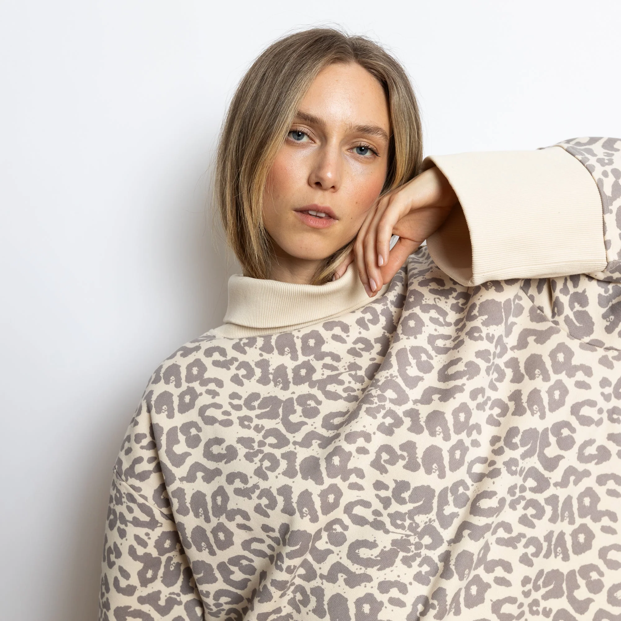 Sweatshirt turtle neck - leo splashes grey/sand - Image 10