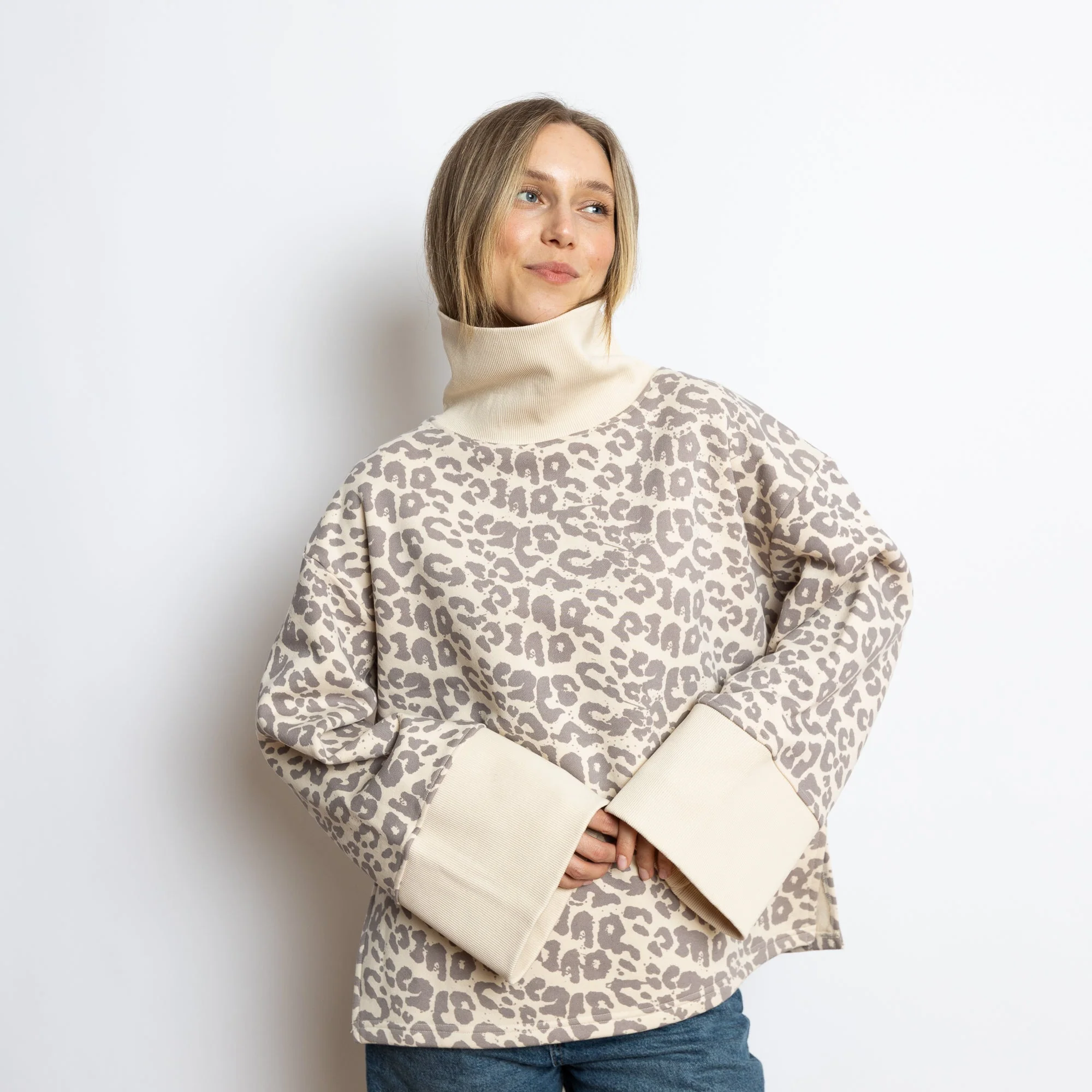 Sweatshirt turtle neck - leo splashes grey/sand - Image 4