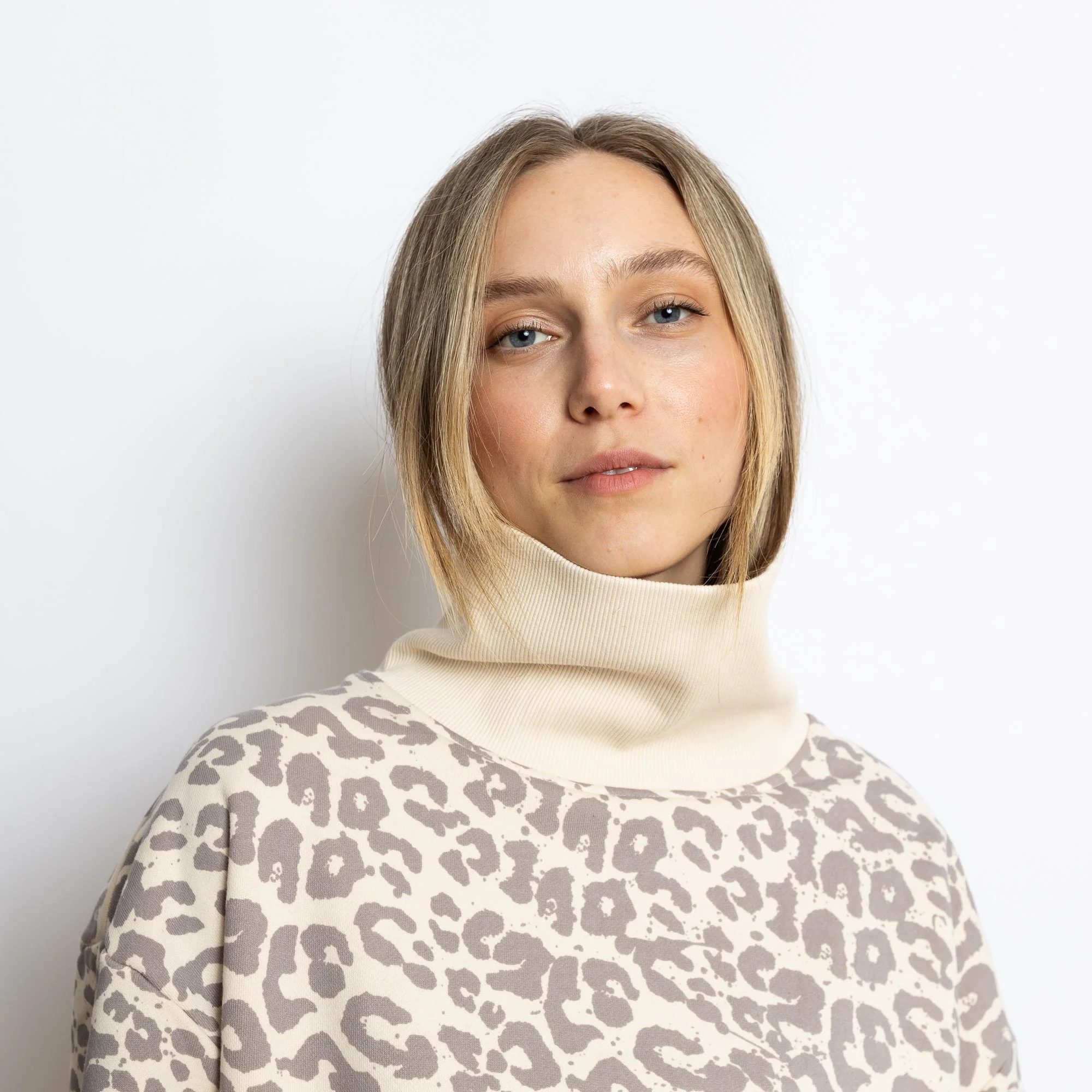 Sweatshirt turtle neck - leo splashes grey/sand - Image 5