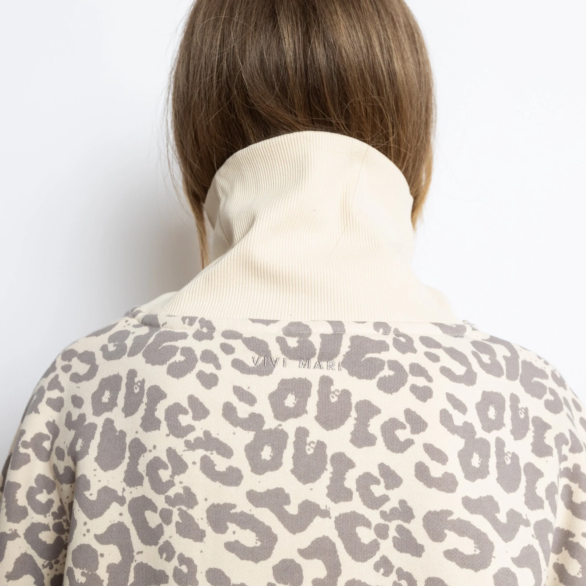 Sweatshirt turtle neck - leo splashes grey/sand - Image 9
