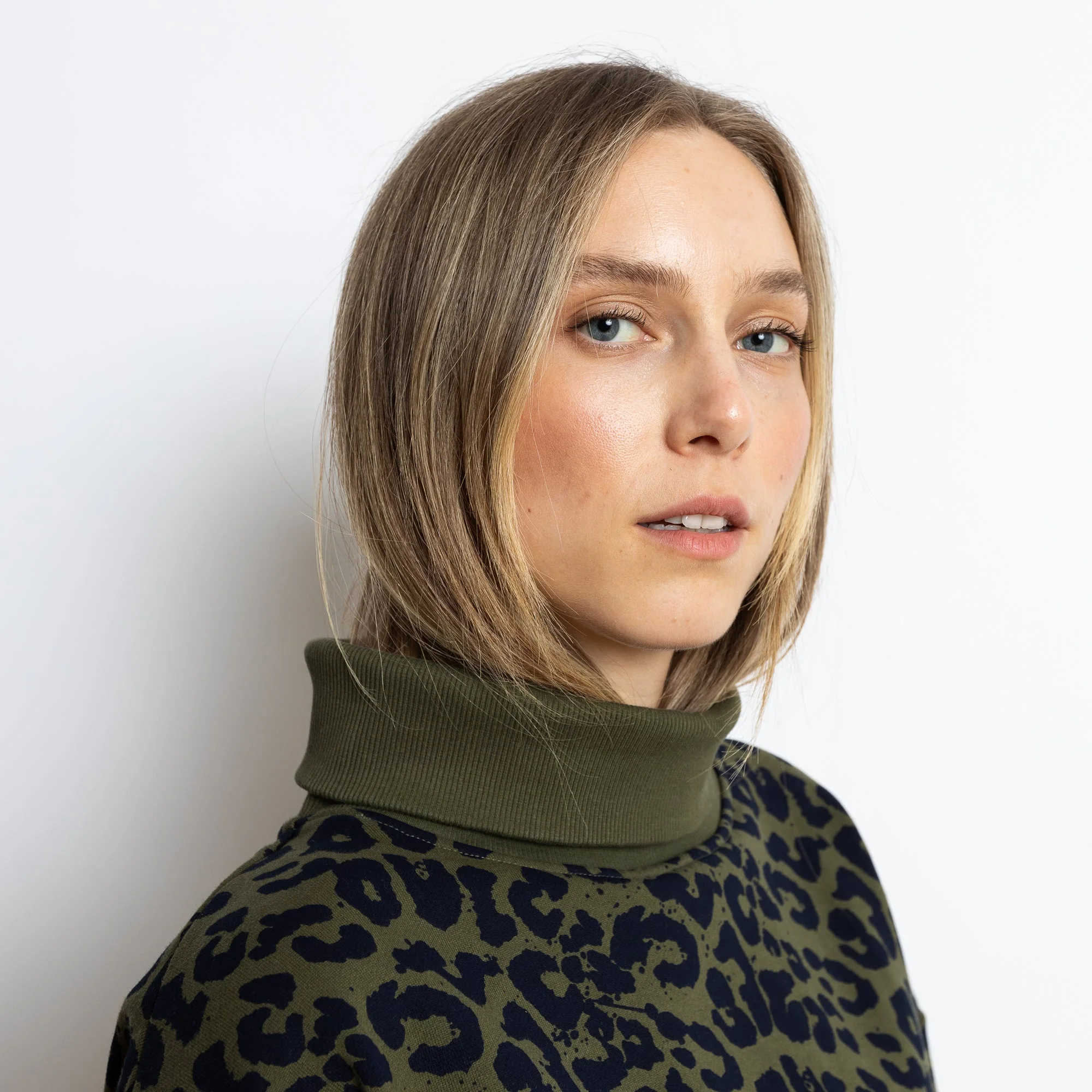 Sweatshirt turtle neck - leo splashes navy/olive - Image 11
