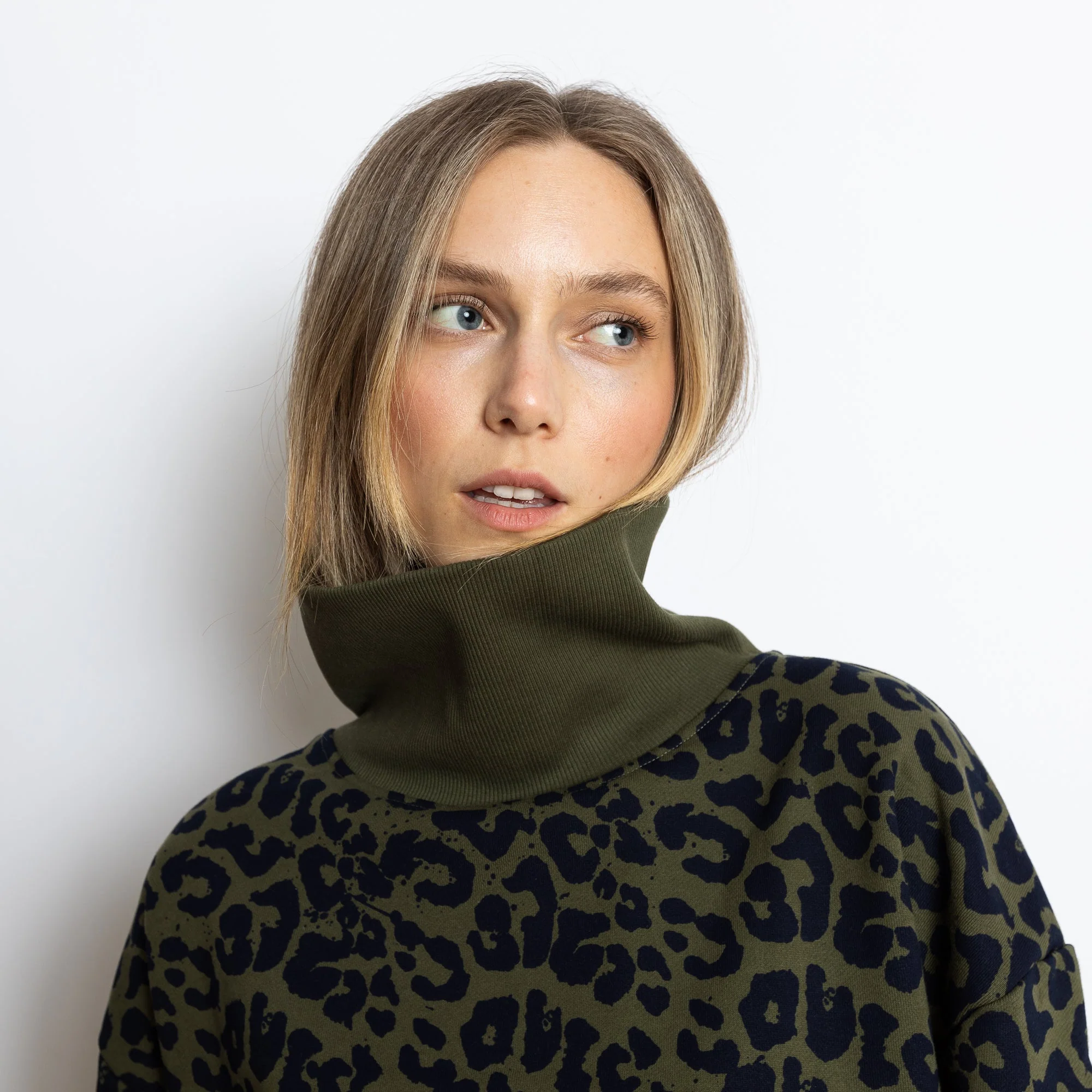 Sweatshirt turtle neck - leo splashes navy/olive - Image 4