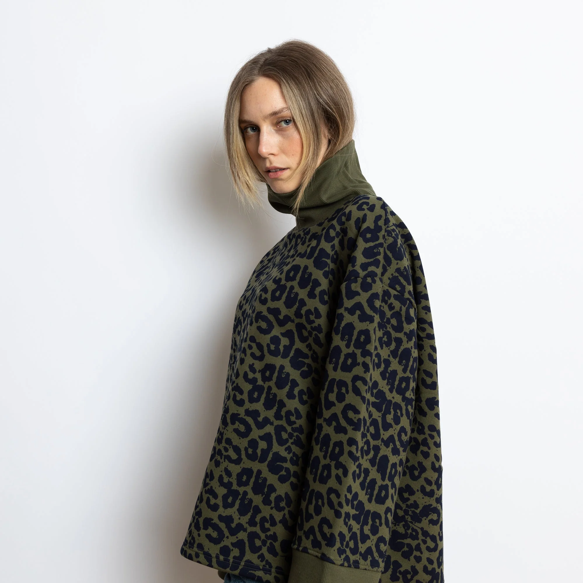 Sweatshirt turtle neck - leo splashes navy/olive - Image 5