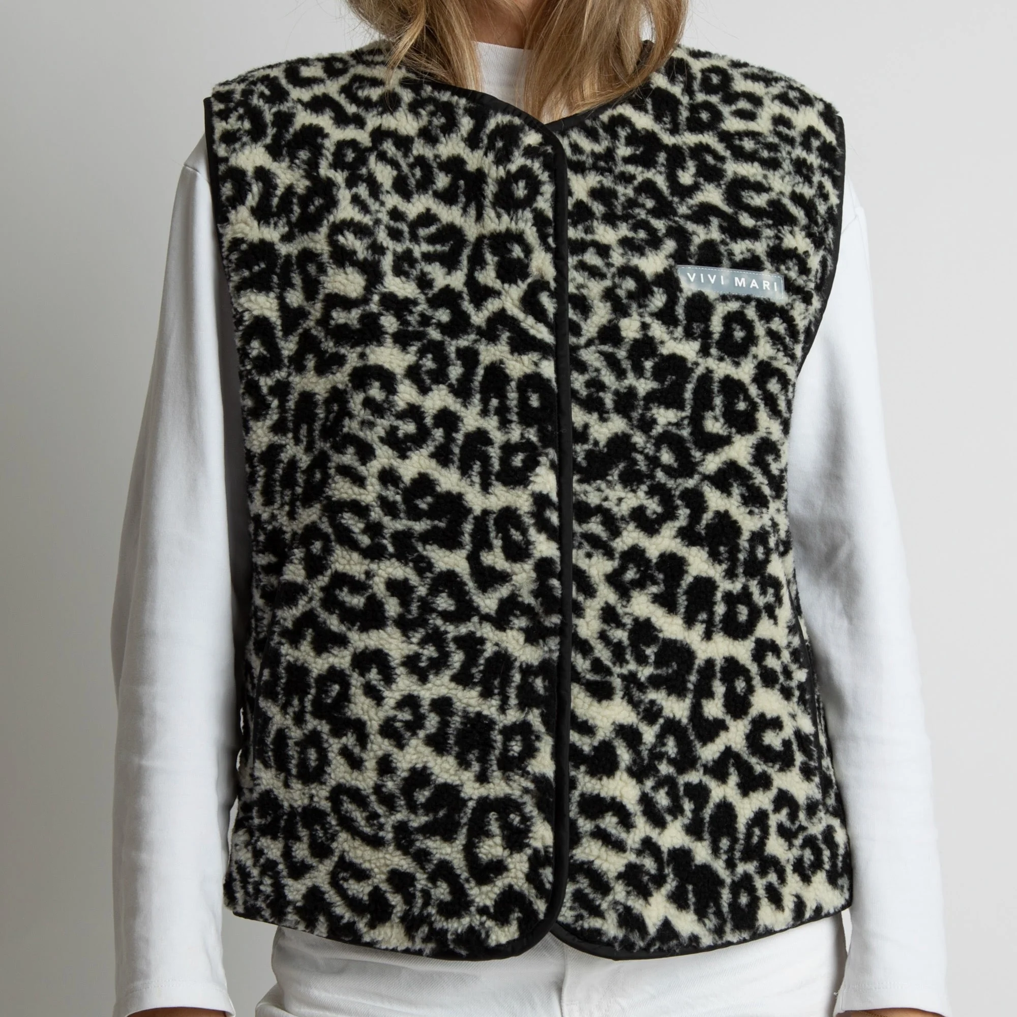 Teddy Fleece Vest - leo splashes black/sand - Image 3