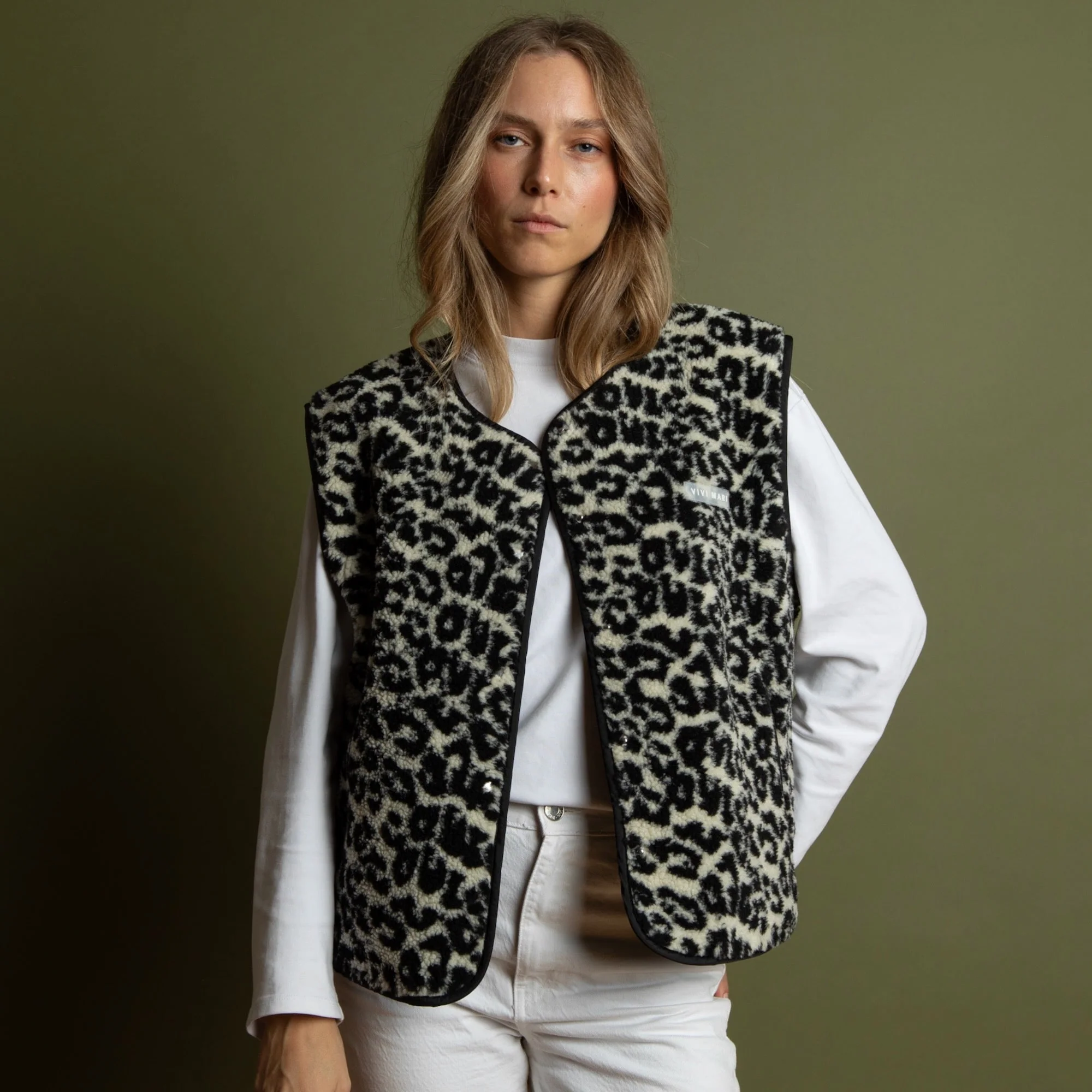 Teddy Fleece Vest - leo splashes black/sand - Image 4