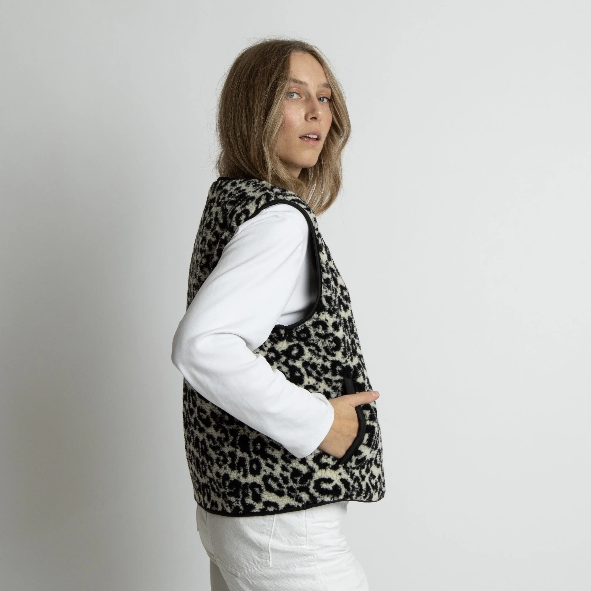Teddy Fleece Vest - leo splashes black/sand - Image 6