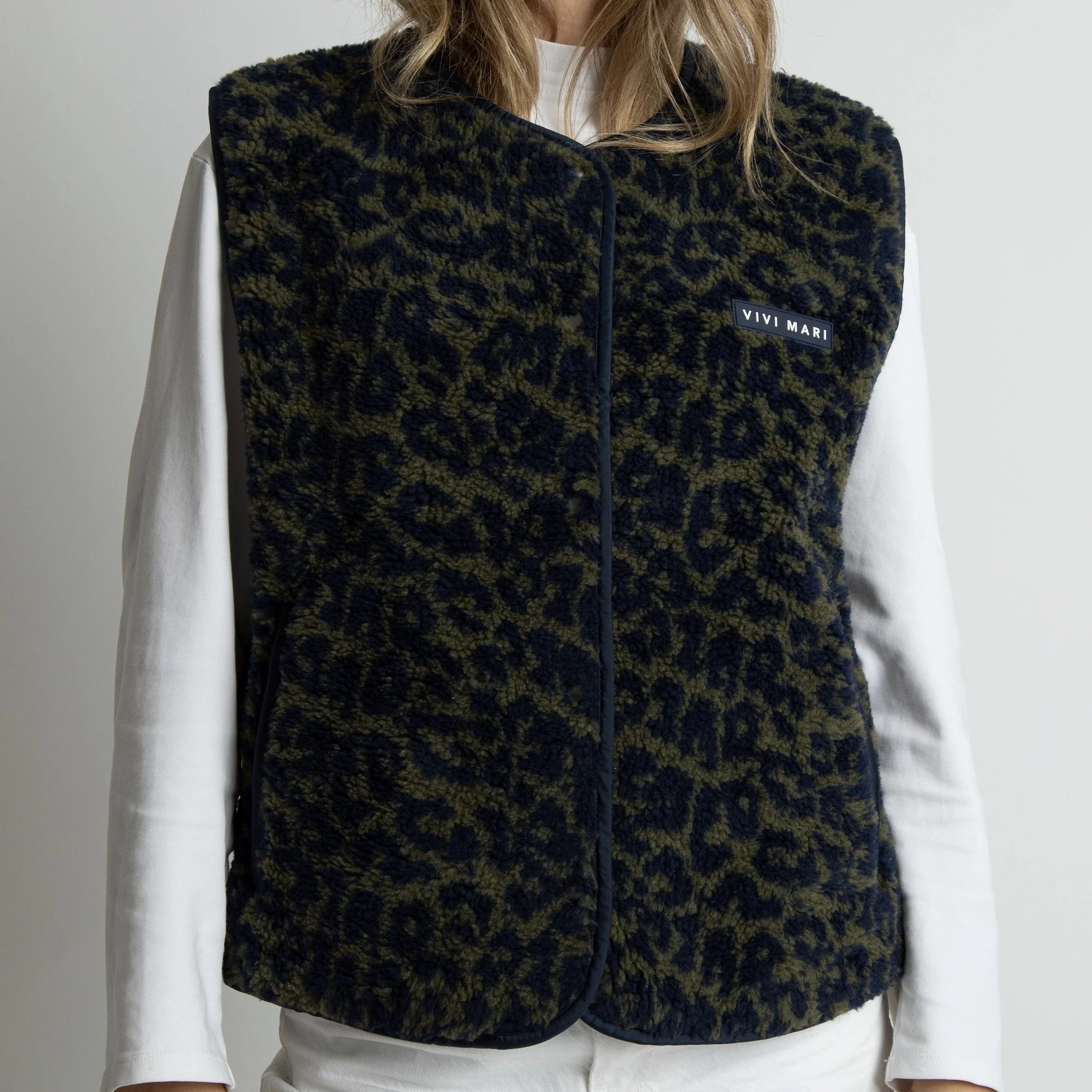 Teddy Fleece Vest - leo splashes navy/olive - Image 3
