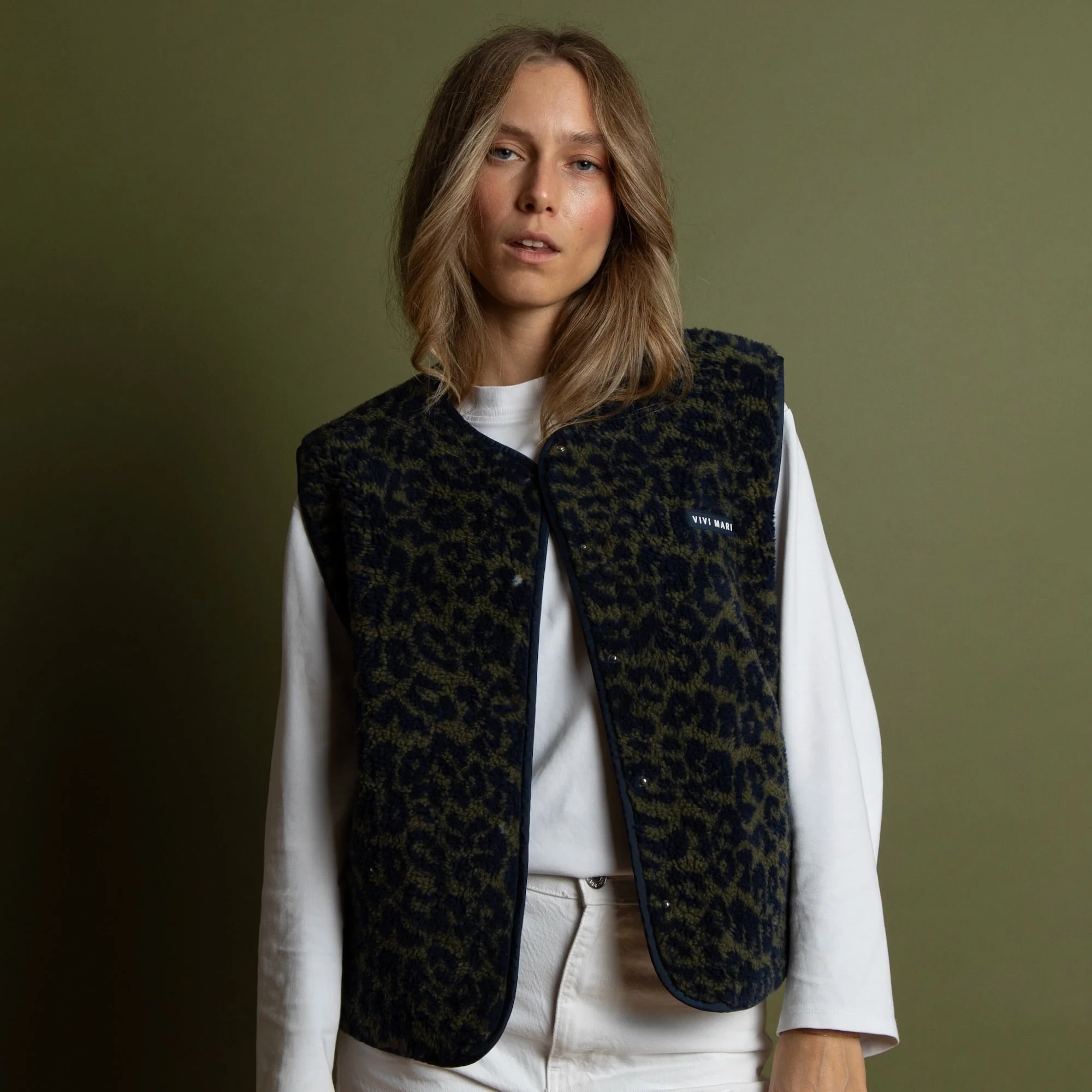 Teddy Fleece Vest - leo splashes navy/olive - Image 4