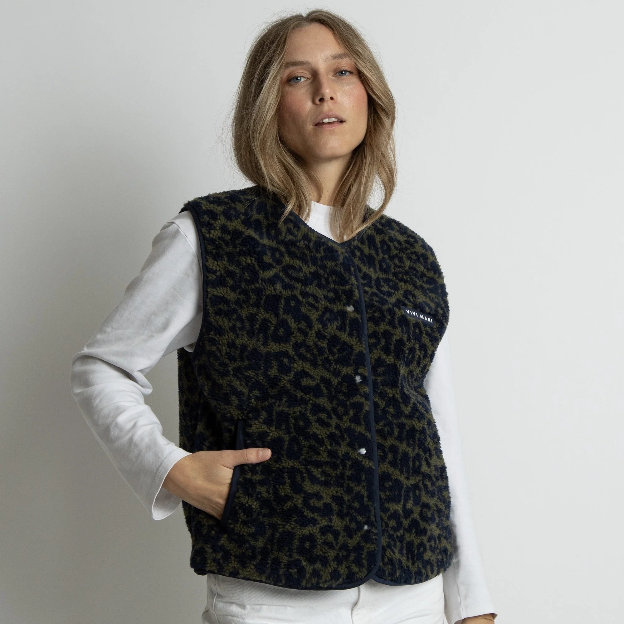 Teddy Fleece Vest - leo splashes navy/olive - Image 7
