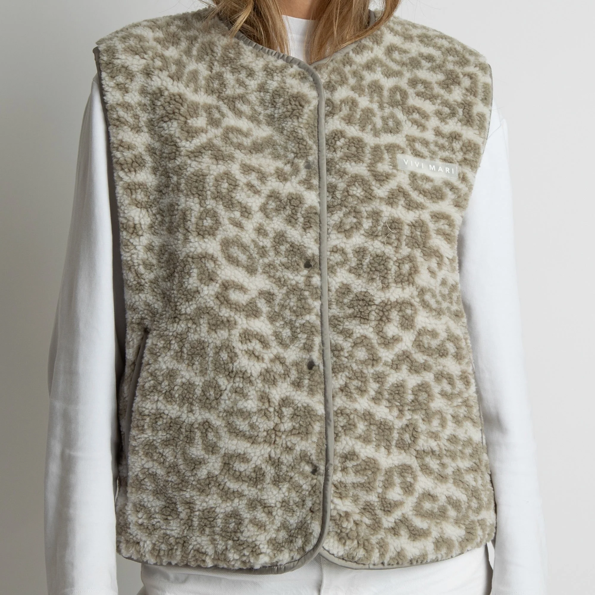 Teddy Fleece Vest - leo splashes stone/sand - Image 3
