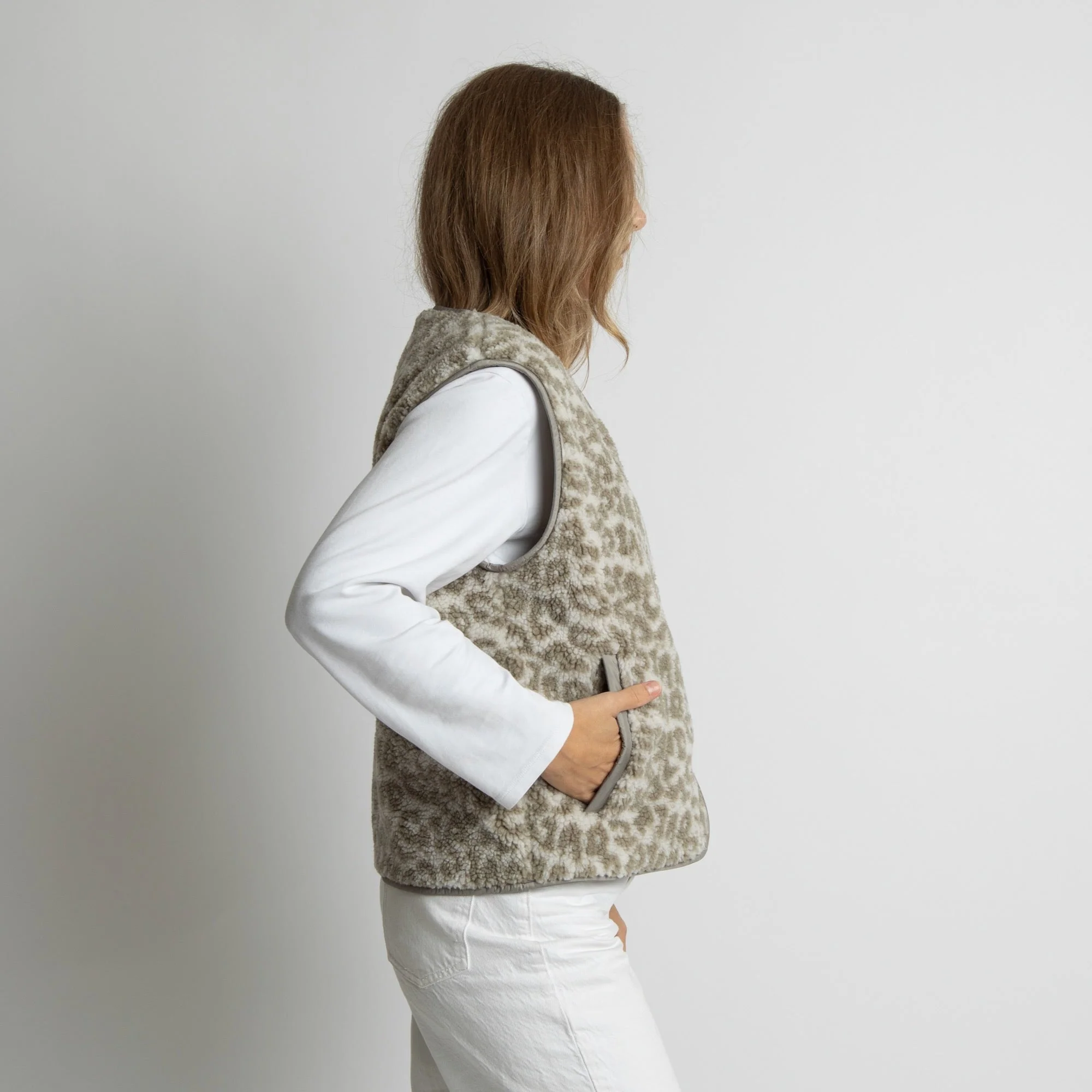 Teddy Fleece Vest - leo splashes stone/sand - Image 5
