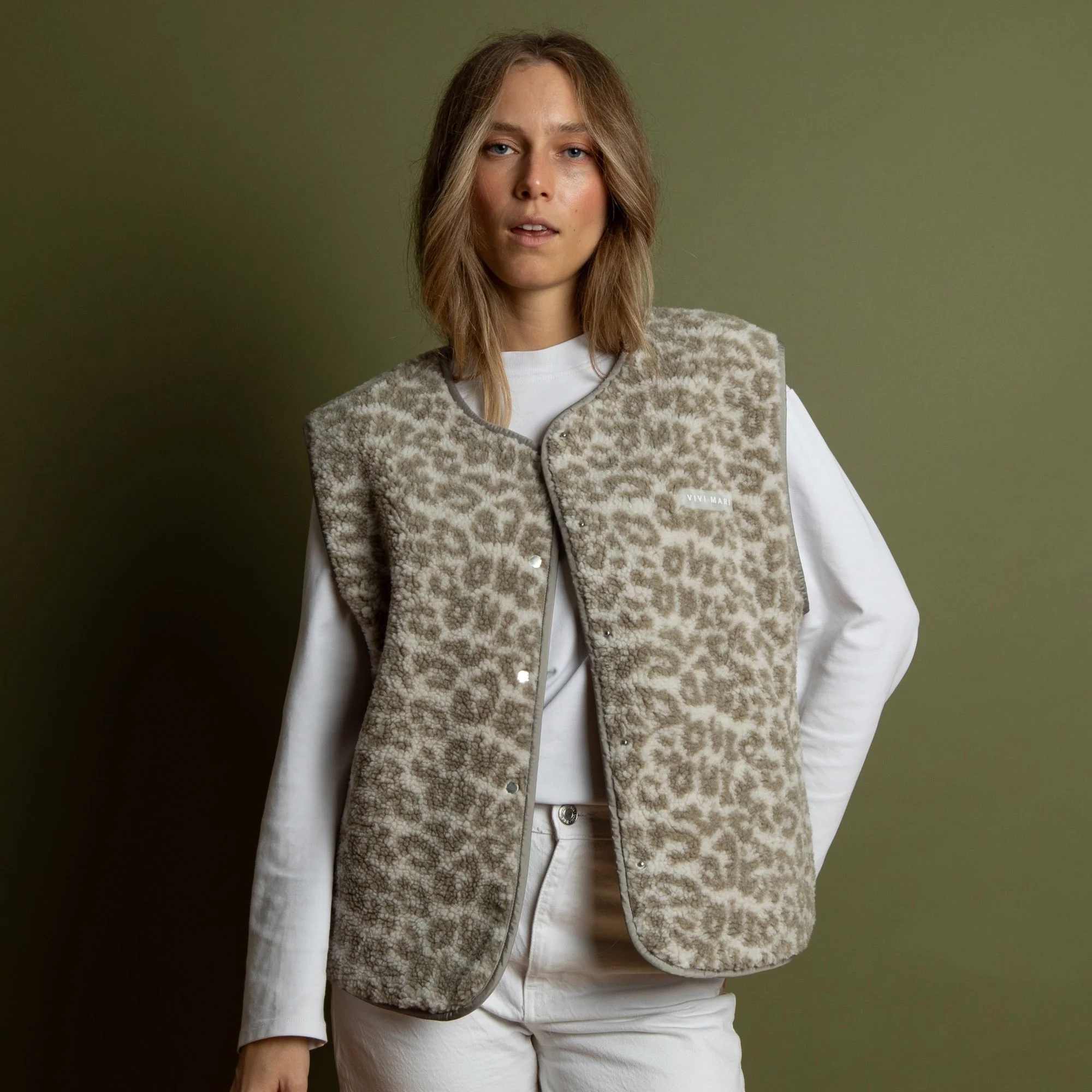 Teddy Fleece Vest - leo splashes stone/sand - Image 7