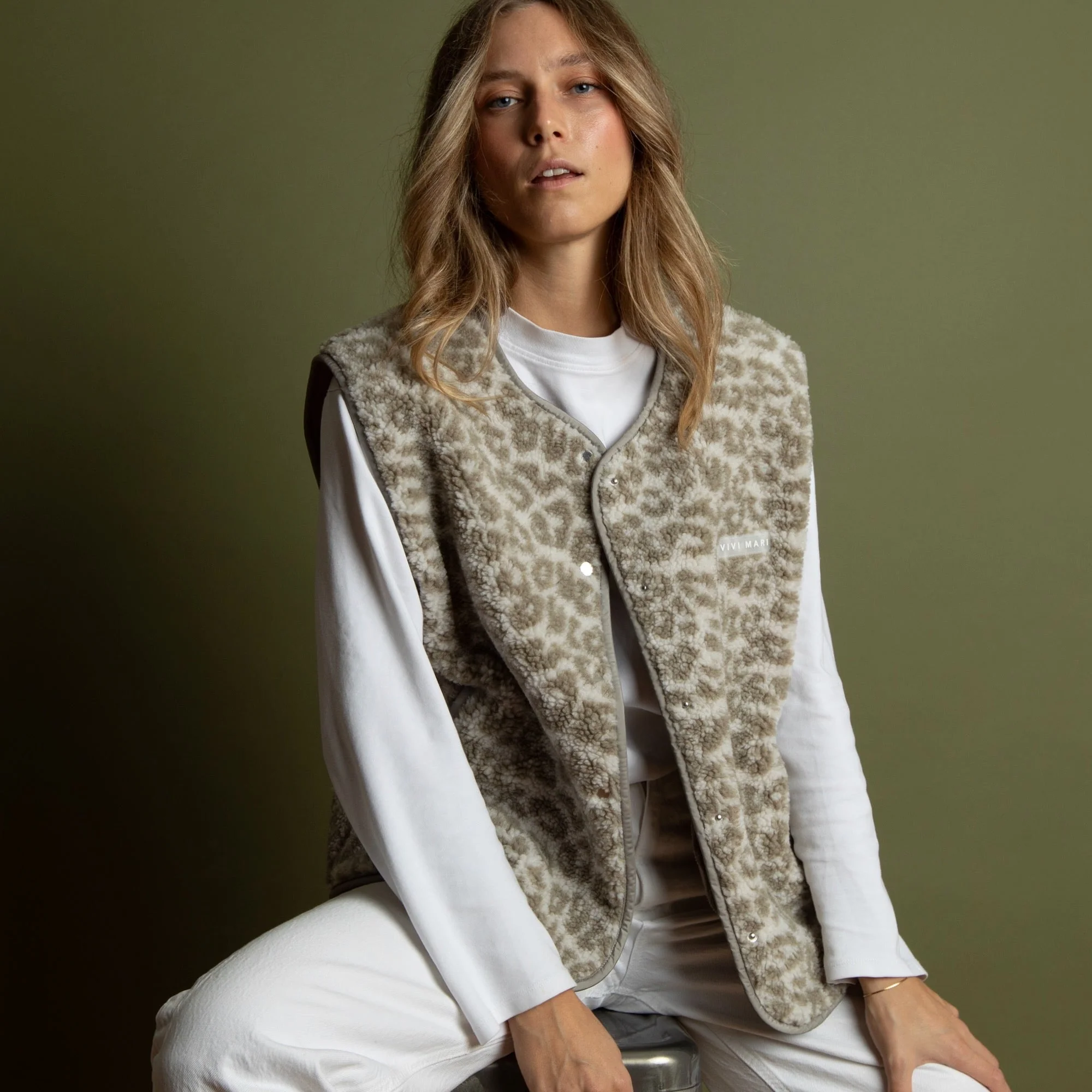 Teddy Fleece Vest - leo splashes stone/sand - Image 9