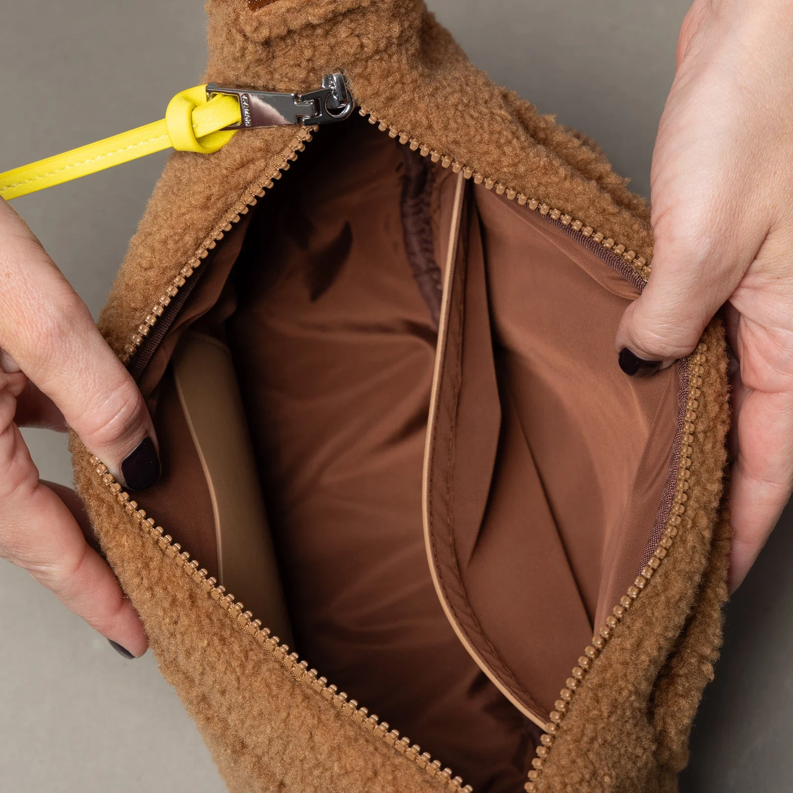 Teddy Hip Bag medium - caramel - Image 14