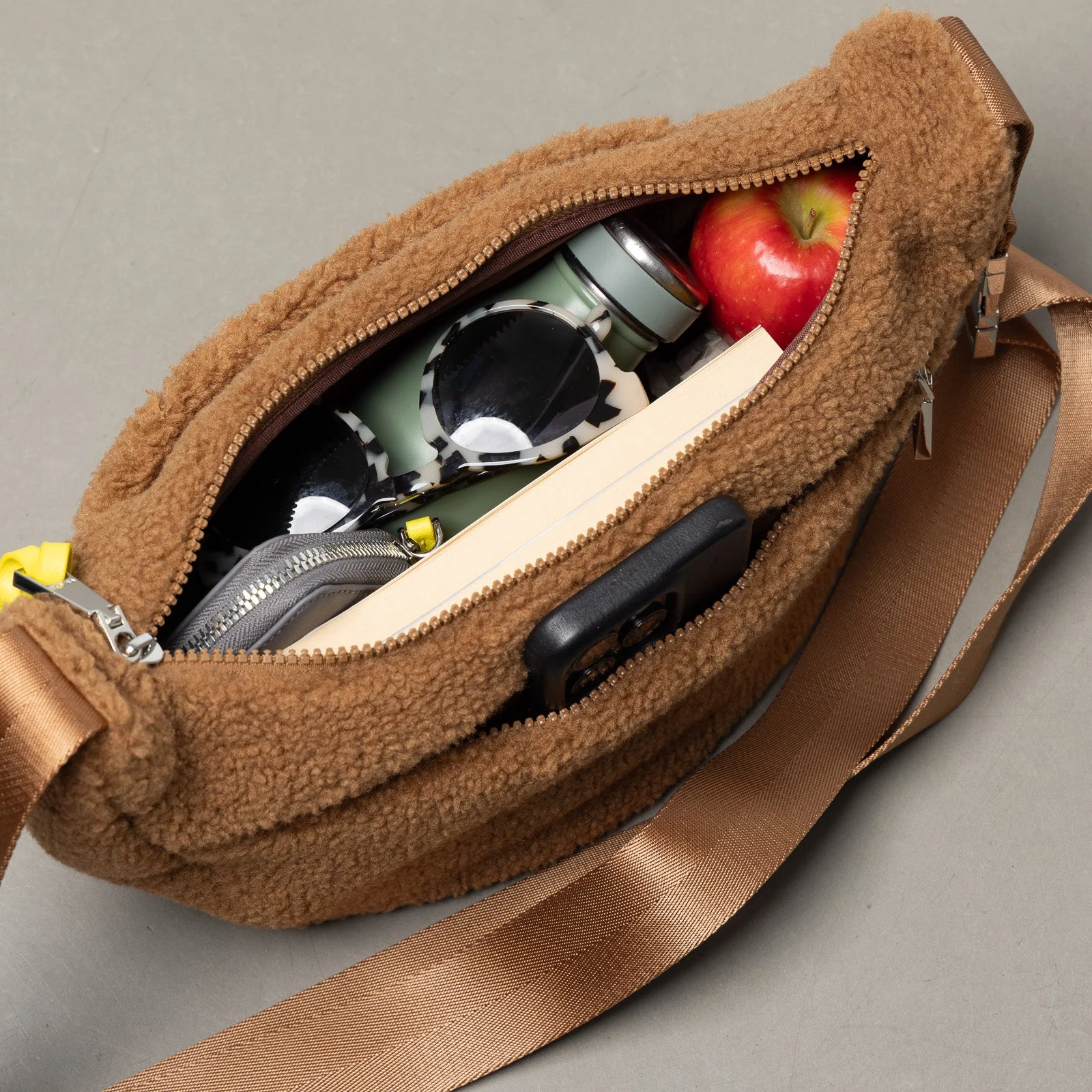 Teddy Hip Bag medium - caramel - Image 9