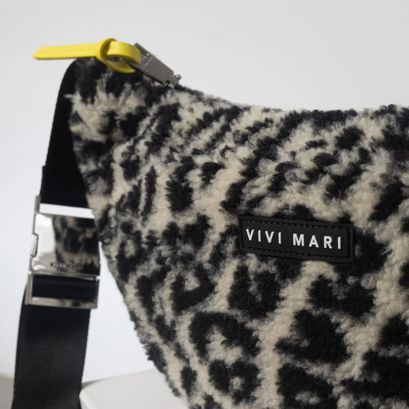 Teddy Hip Bag medium - leo splashes black/sand - Image 10