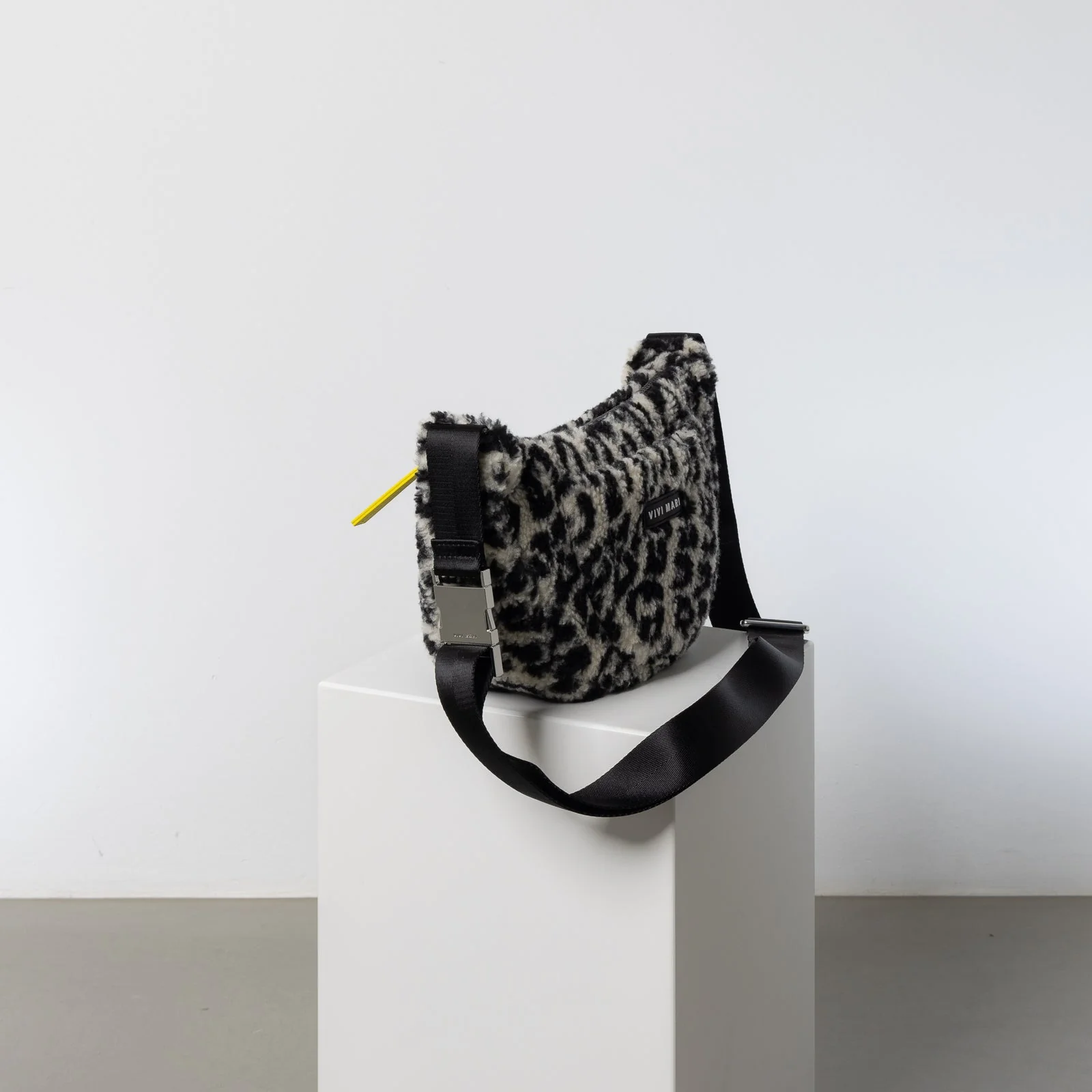 Teddy Hip Bag medium - leo splashes black/sand - Image 3