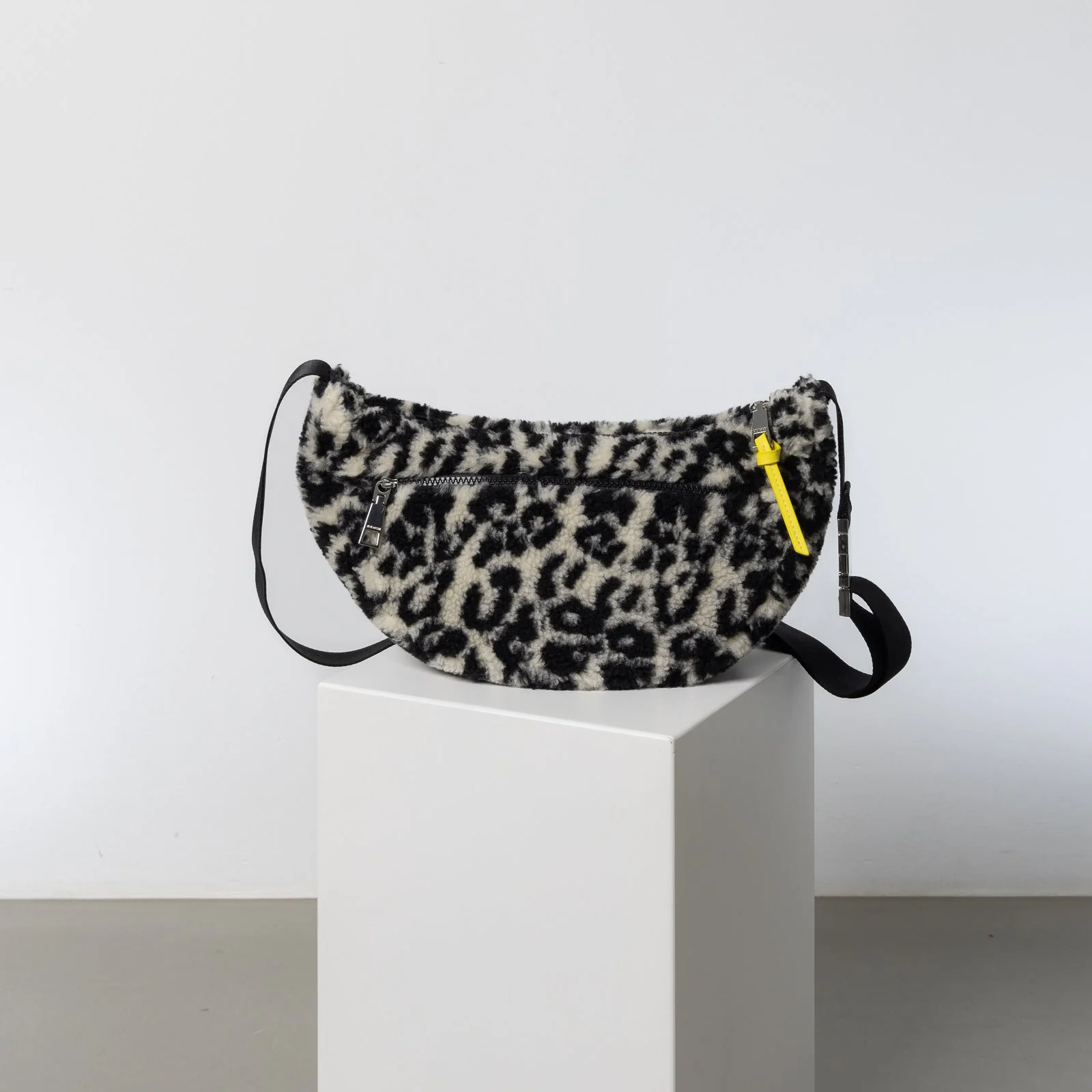 Teddy Hip Bag medium - leo splashes black/sand - Image 5