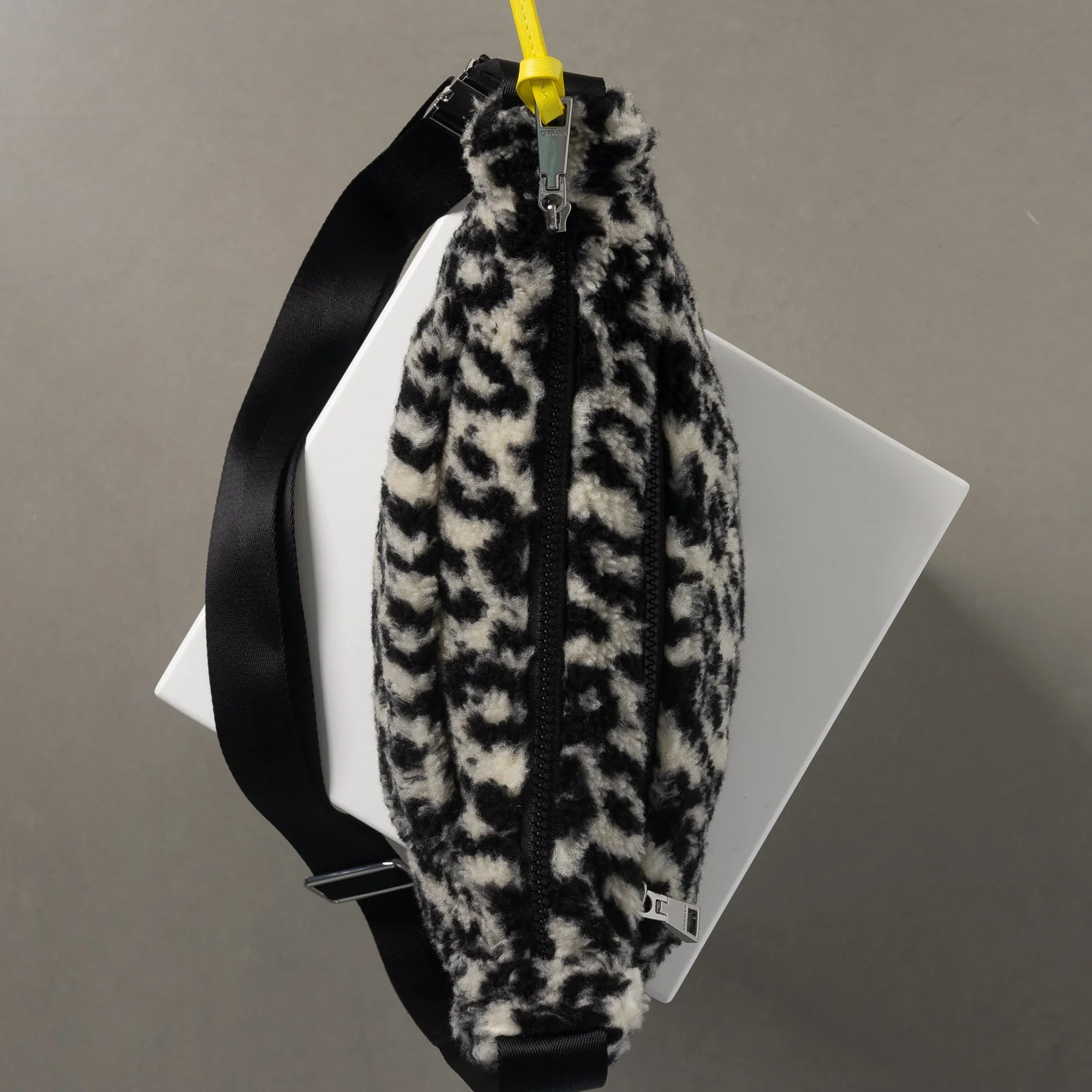 Teddy Hip Bag medium - leo splashes black/sand - Image 6