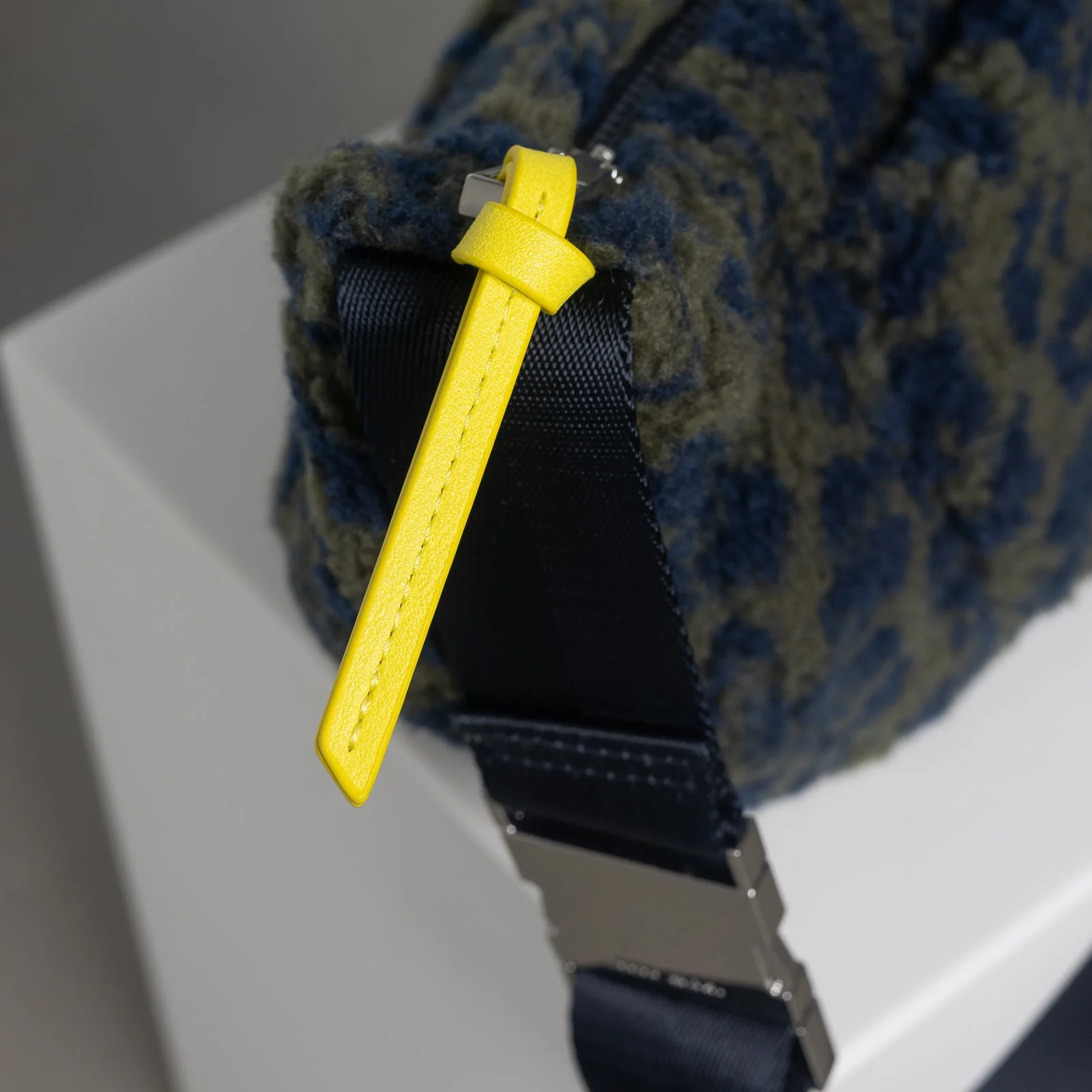 Teddy Hip Bag medium - leo splashes navy/olive - Image 10