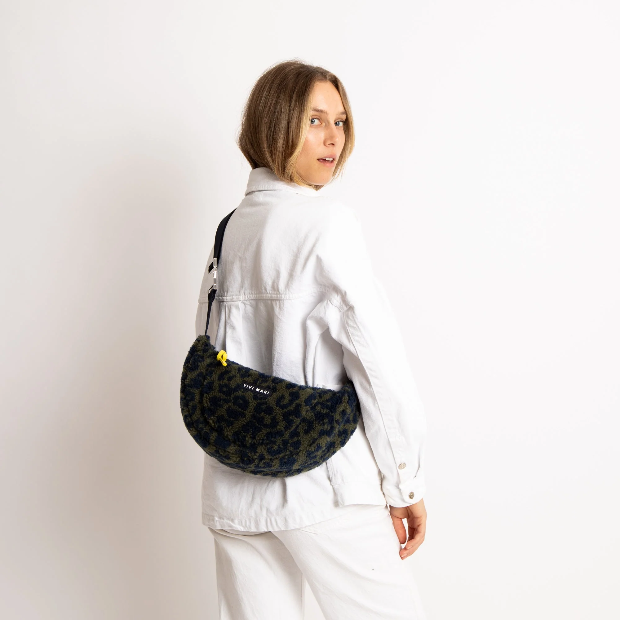 Teddy Hip Bag medium - leo splashes navy/olive - Image 11